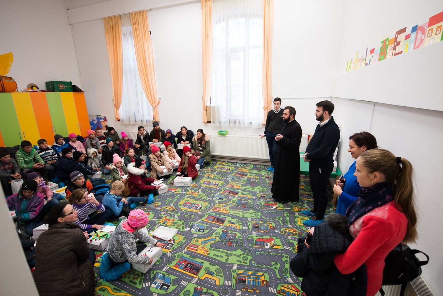 Copiii din Runcu au primit daruri de Sfântul Nicolae în cadrul Proiectului „Cutia cu papucei pentru Ei”: „A fost o zi pe care nu o vom uita niciodată”