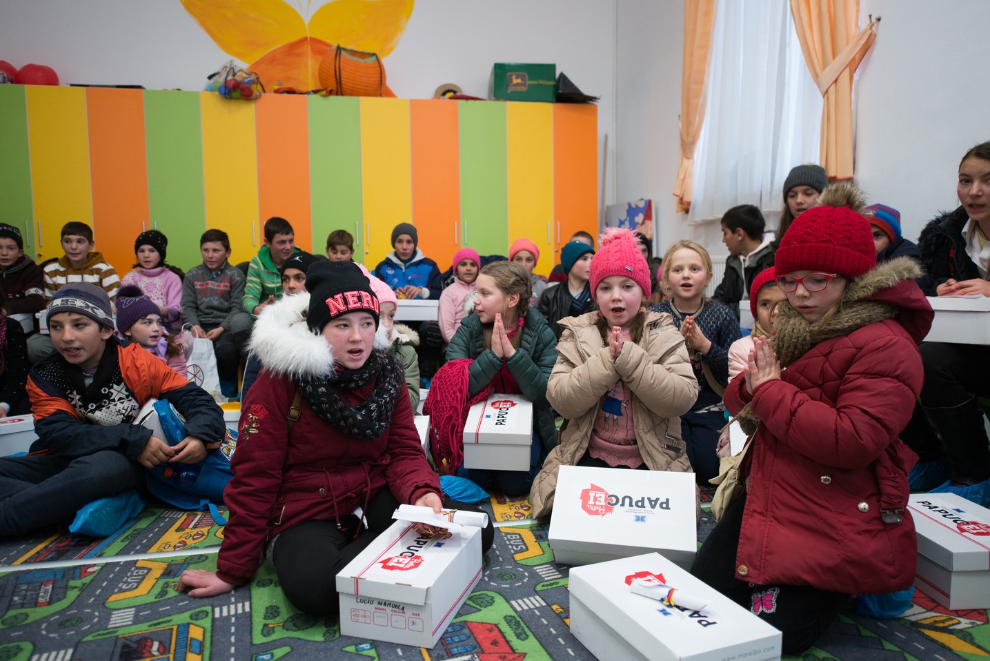 Copiii din Runcu au primit daruri de Sfântul Nicolae în cadrul Proiectului „Cutia cu papucei pentru Ei”: „A fost o zi pe care nu o vom uita niciodată”