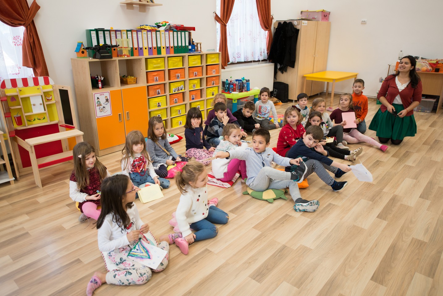 Copiii din Runcu au primit daruri de Sfântul Nicolae în cadrul Proiectului „Cutia cu papucei pentru Ei”: „A fost o zi pe care nu o vom uita niciodată”