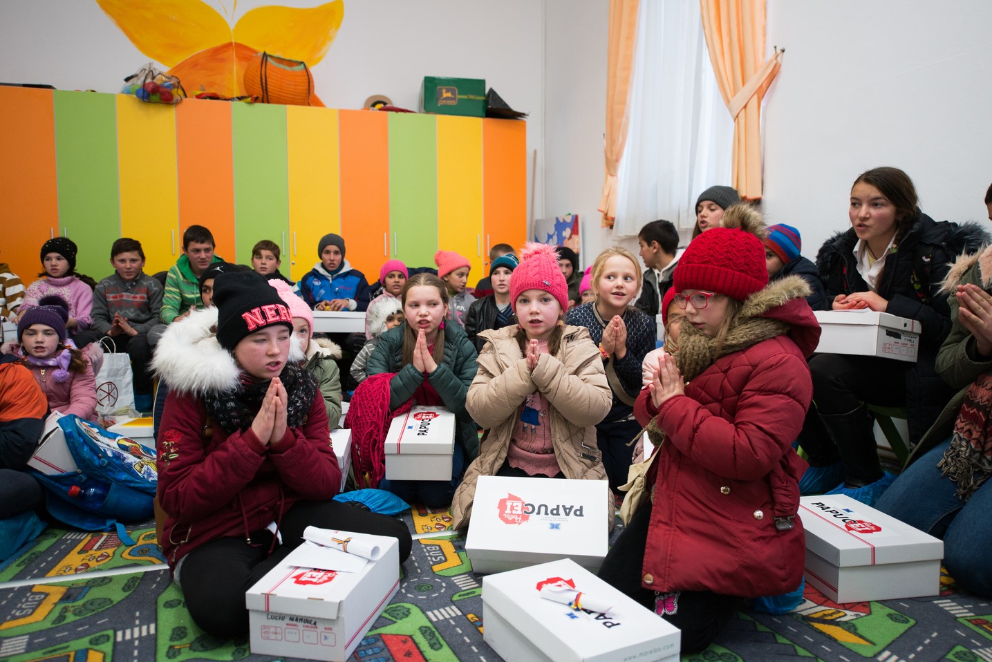 Copiii din Runcu au primit daruri de Sfântul Nicolae în cadrul Proiectului „Cutia cu papucei pentru Ei”: „A fost o zi pe care nu o vom uita niciodată”