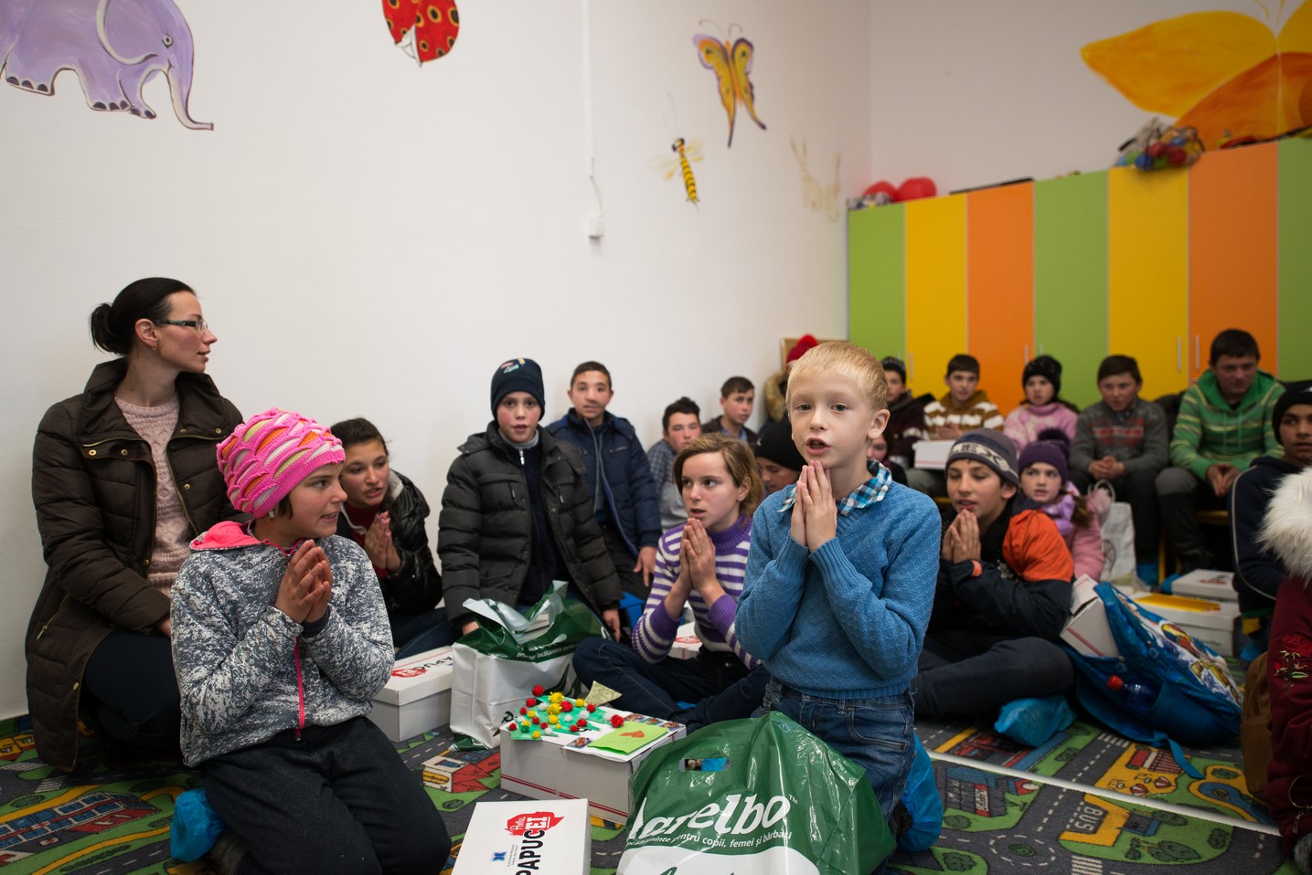 Copiii din Runcu au primit daruri de Sfântul Nicolae în cadrul Proiectului „Cutia cu papucei pentru Ei”: „A fost o zi pe care nu o vom uita niciodată”