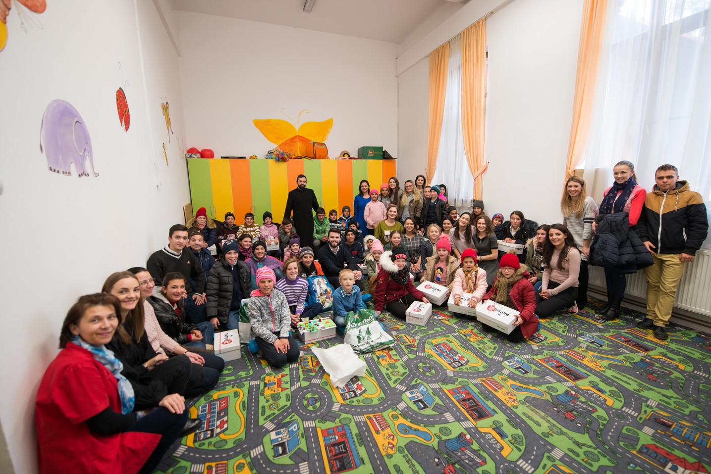 Copiii din Runcu au primit daruri de Sfântul Nicolae în cadrul Proiectului „Cutia cu papucei pentru Ei”: „A fost o zi pe care nu o vom uita niciodată”