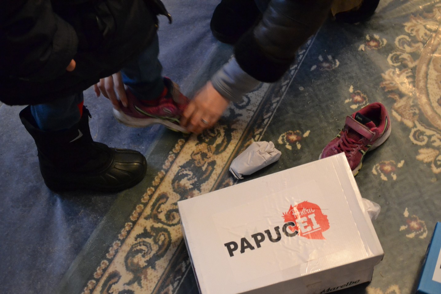 „Cutia cu papucei pentru Ei” continuă să-i ajute pe copii să pășească cu încredere