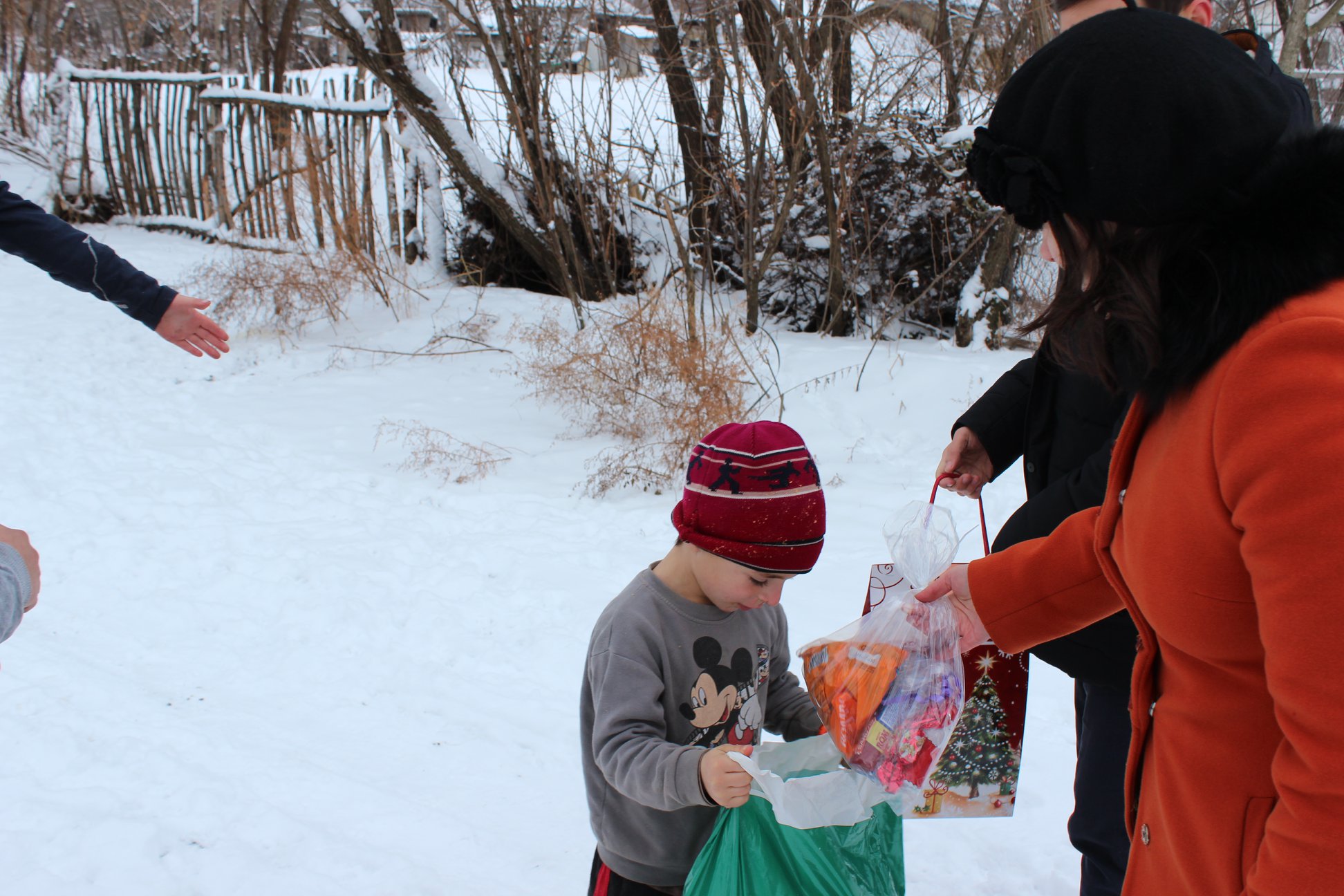 „Cutia cu papucei pentru Ei” continuă să-i ajute pe copii să pășească cu încredere