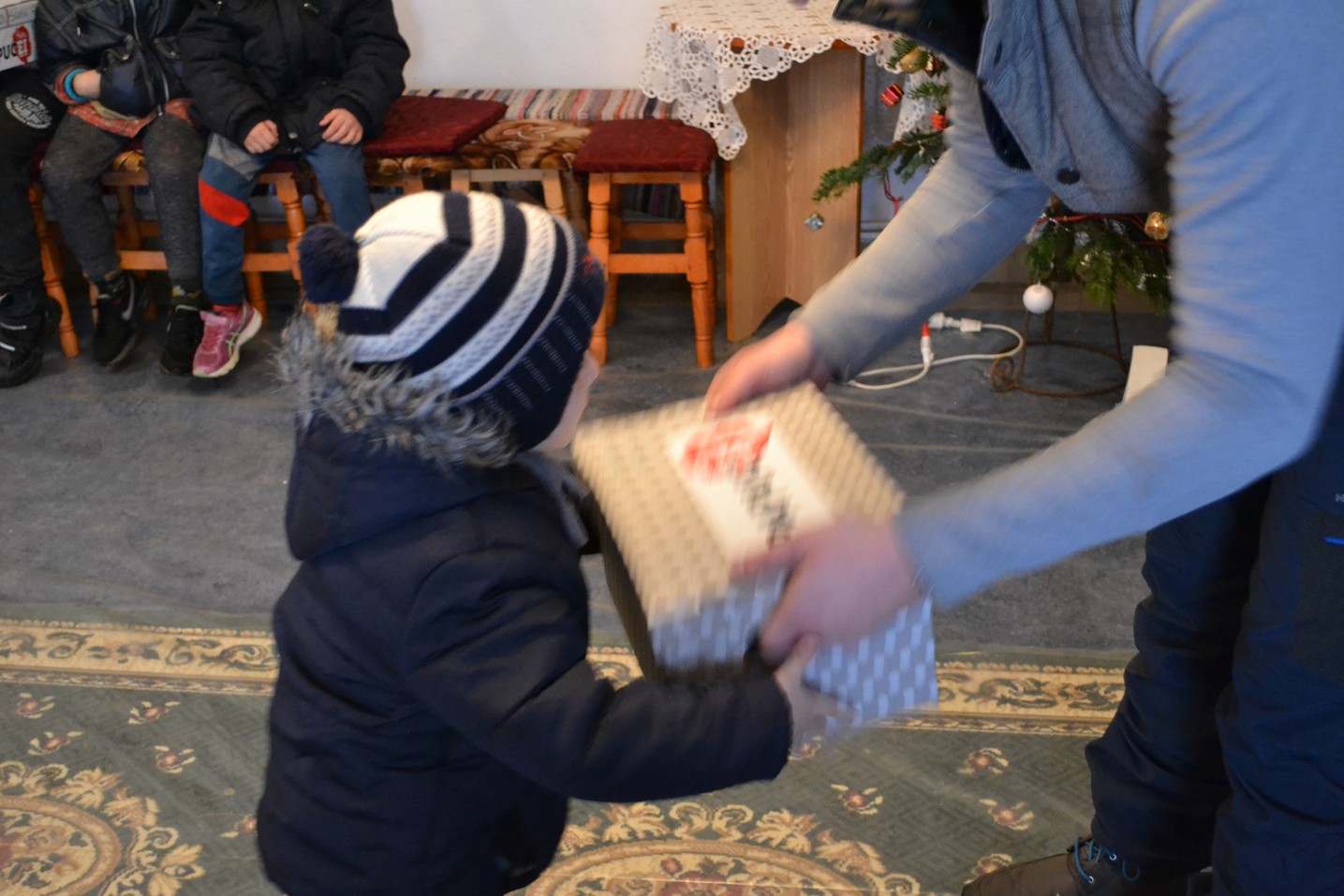 „Cutia cu papucei pentru Ei” continuă să-i ajute pe copii să pășească cu încredere