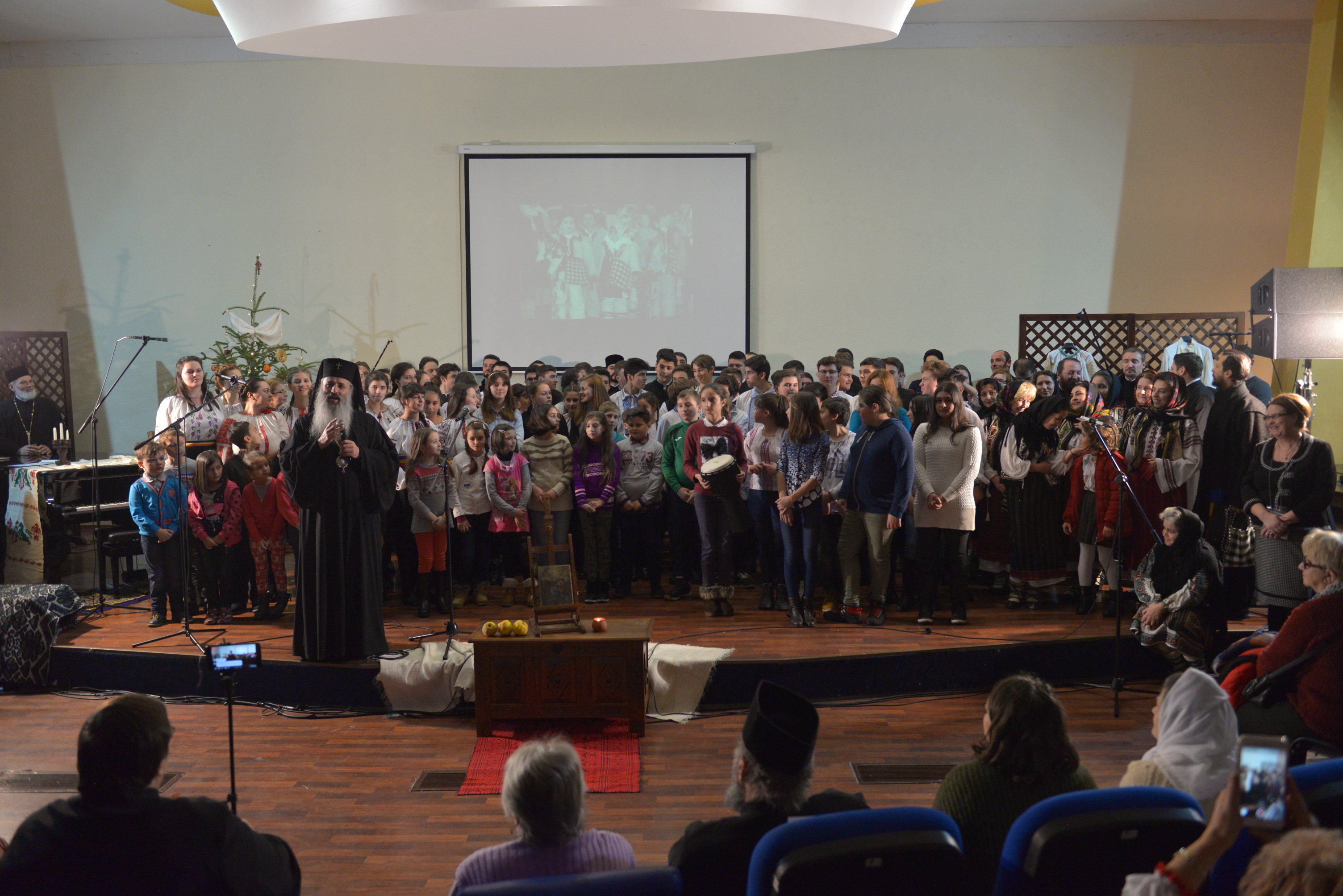 (Video) Concertul de colinde „Opaiț” – Piatra Neamț