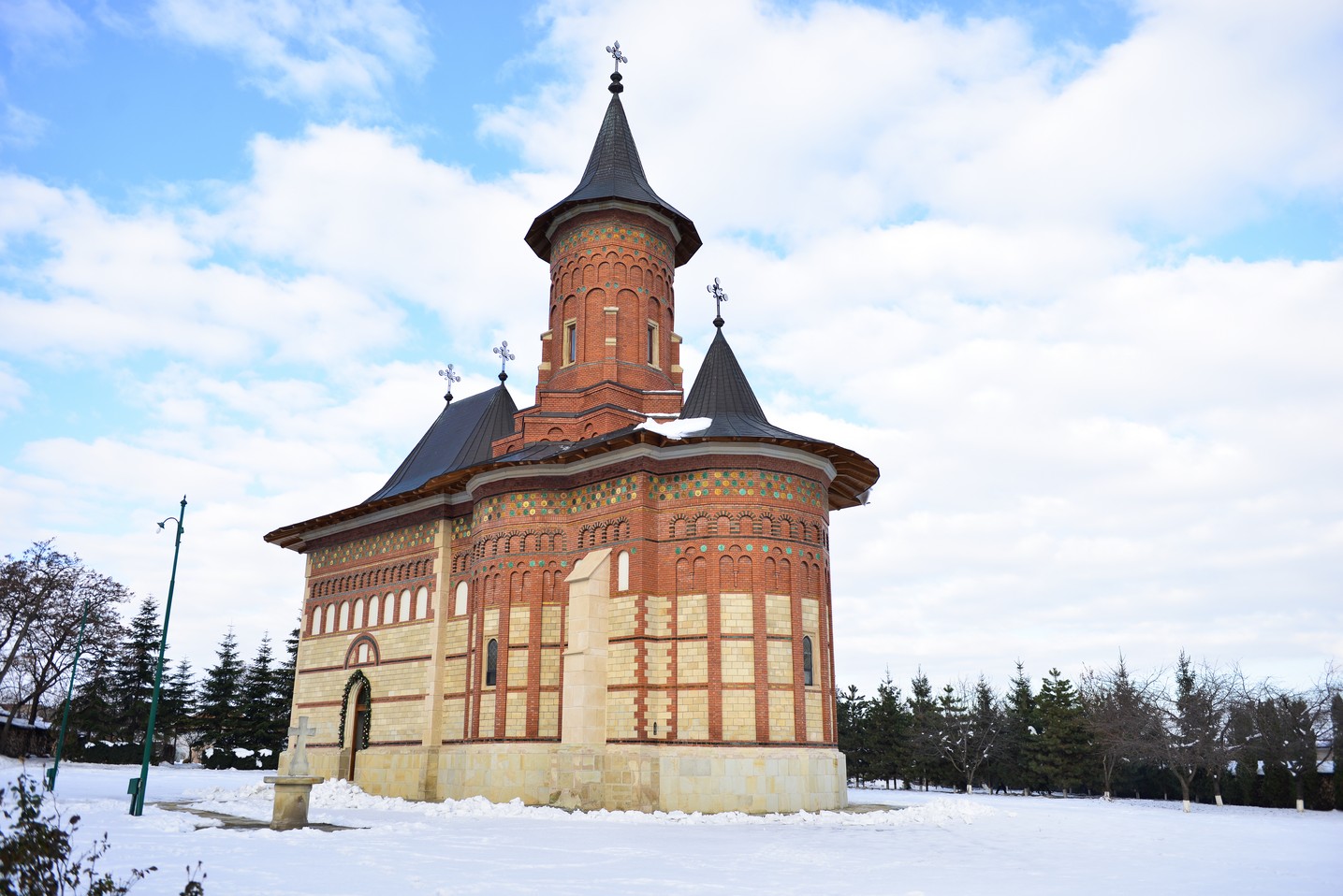 Hram la Mănăstirea Popăuți din Botoșani: „Biruința întru Hristos e singura care îl face cu adevărat pe om biruitor”