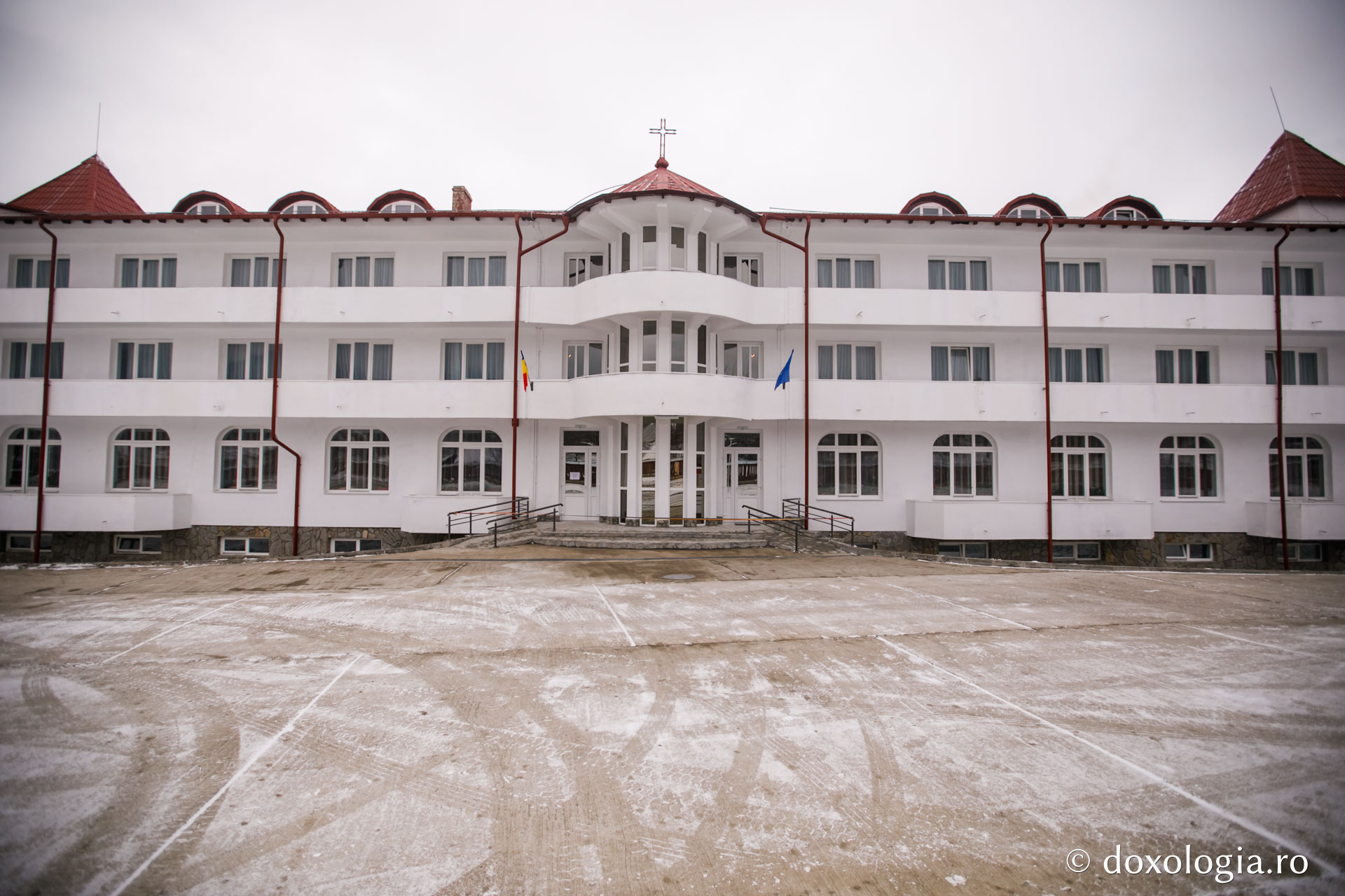 Foto: Pr. Silviu Cluci Slujbă de binecuvântare la inaugurarea oficială a Centrului rezidenţial pentru vârstnici „Cuvioasa Nazaria” - Văratec