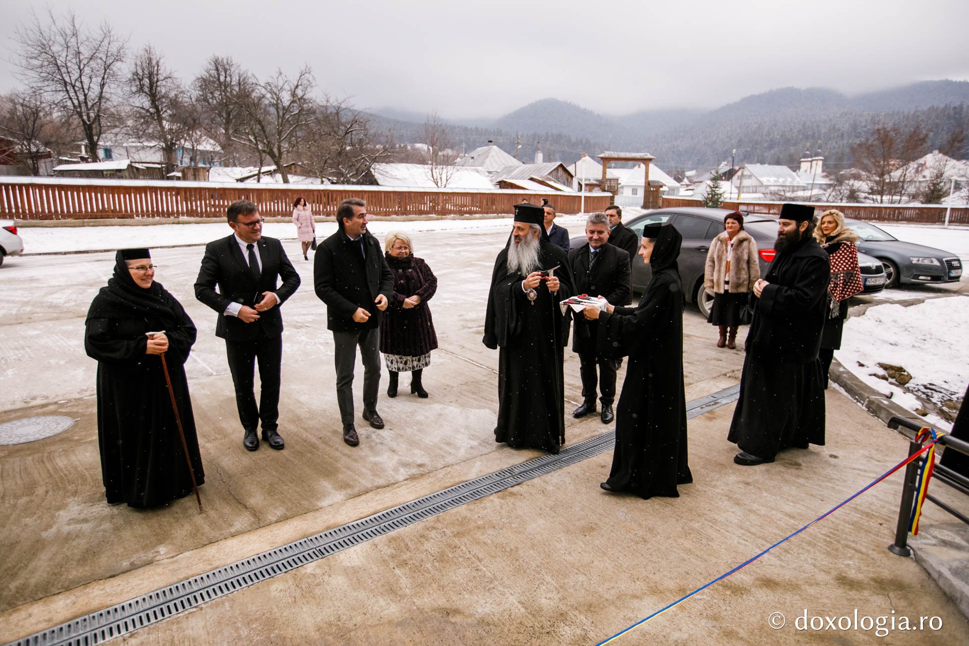 Foto: Pr. Silviu Cluci Slujbă de binecuvântare la inaugurarea oficială a Centrului rezidenţial pentru vârstnici „Cuvioasa Nazaria” - Văratec