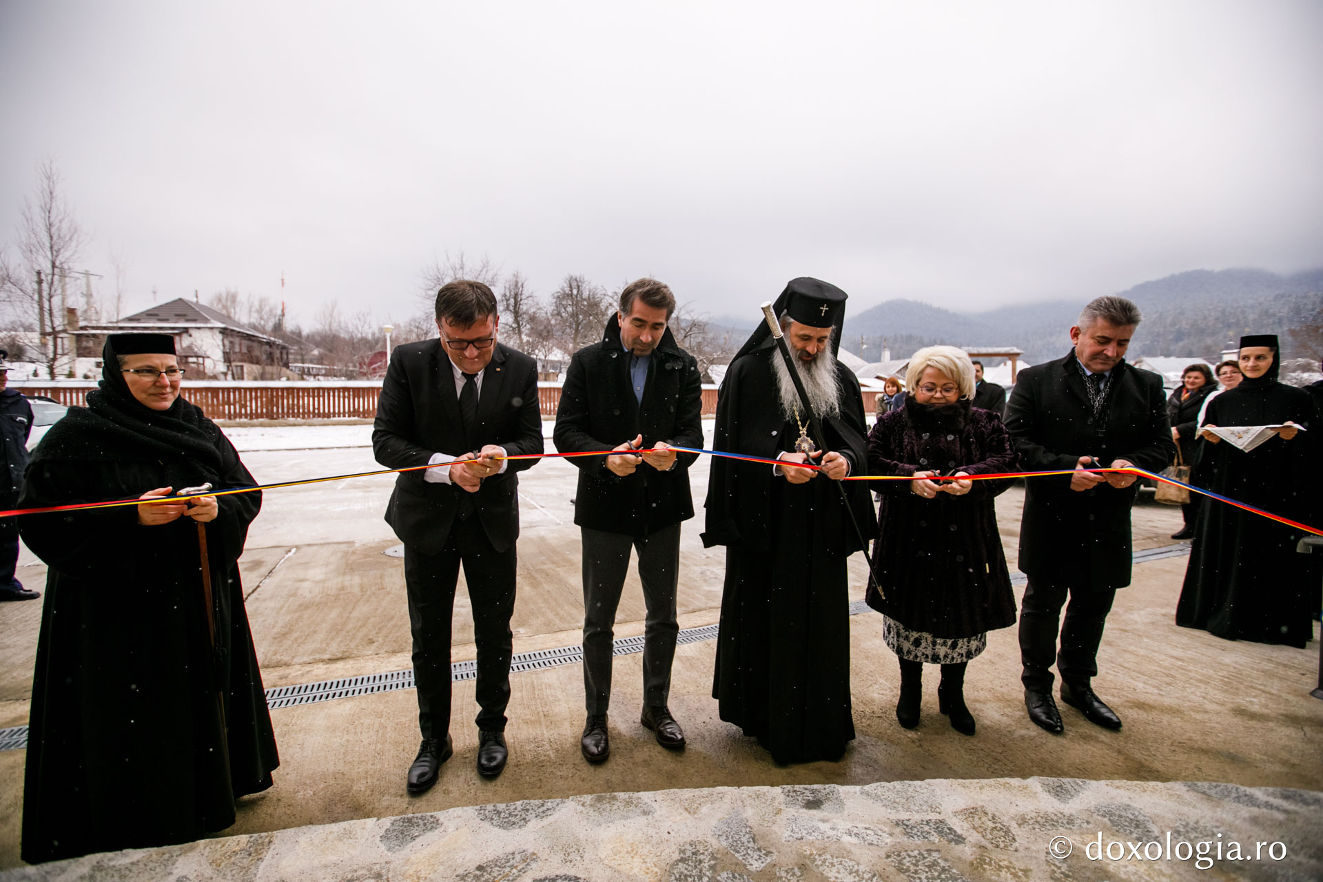 Slujbă de binecuvântare la inaugurarea oficială a Centrului rezidenţial pentru vârstnici „Cuvioasa Nazaria” - Văratec