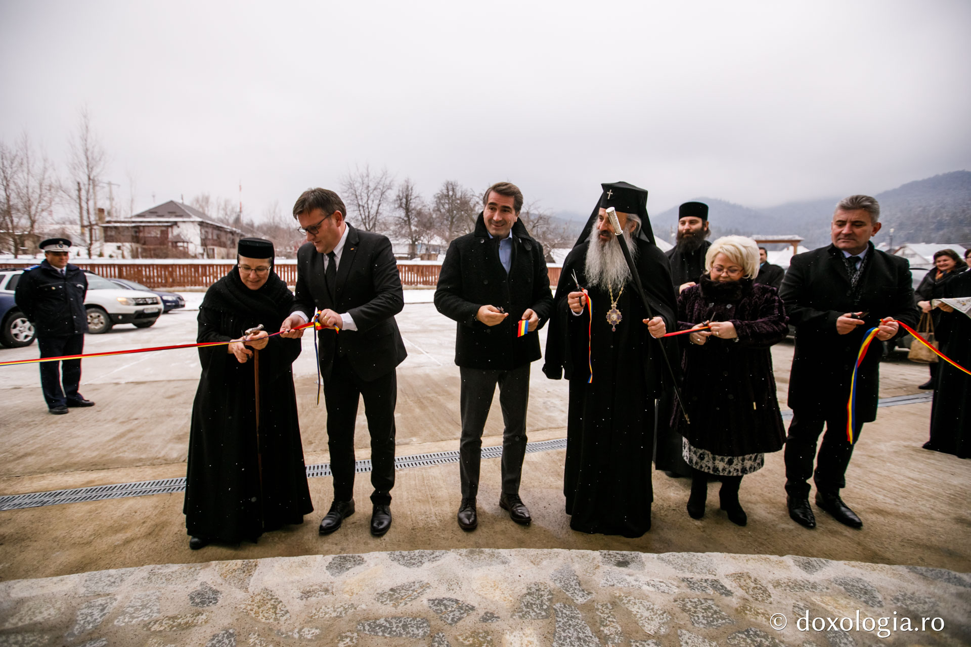 Foto: Pr. Silviu Cluci Slujbă de binecuvântare la inaugurarea oficială a Centrului rezidenţial pentru vârstnici „Cuvioasa Nazaria” - Văratec