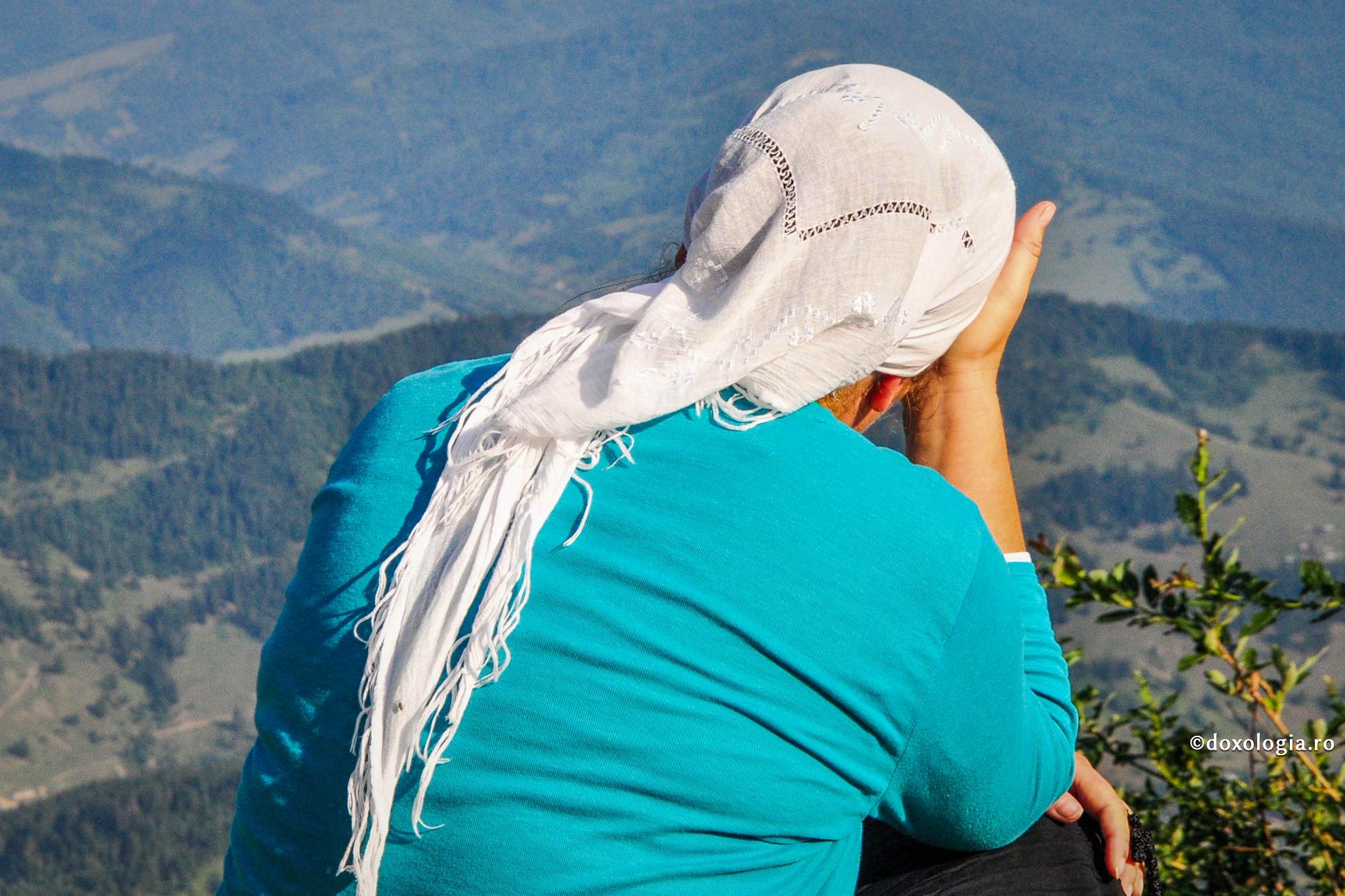 femeie privind în zare