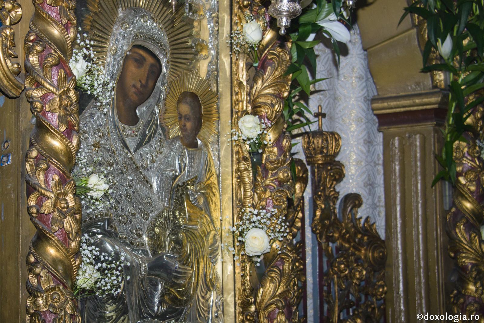 Mute să fie buzele păgânilor care nu se închină cinstitei Icoanei tale!