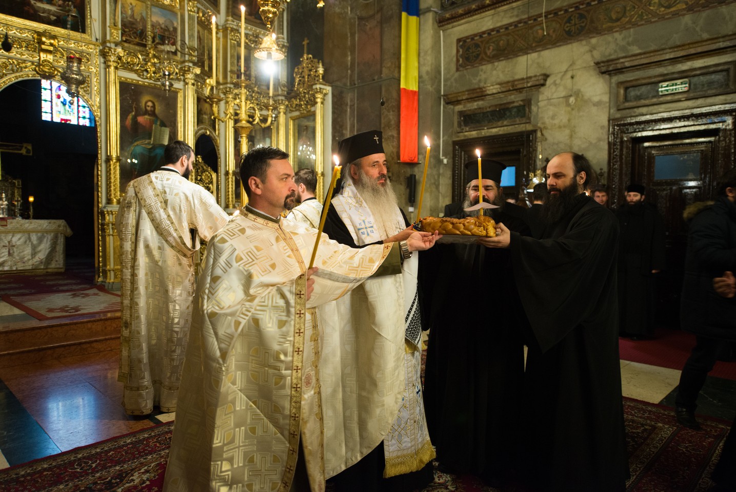 Slujba Parastasului pentru făuritorii Unirii Bucovinei cu Regatul României: „Să se arate duhul unității și în revenirea acasă a teritoriilor încă înstrăinate”