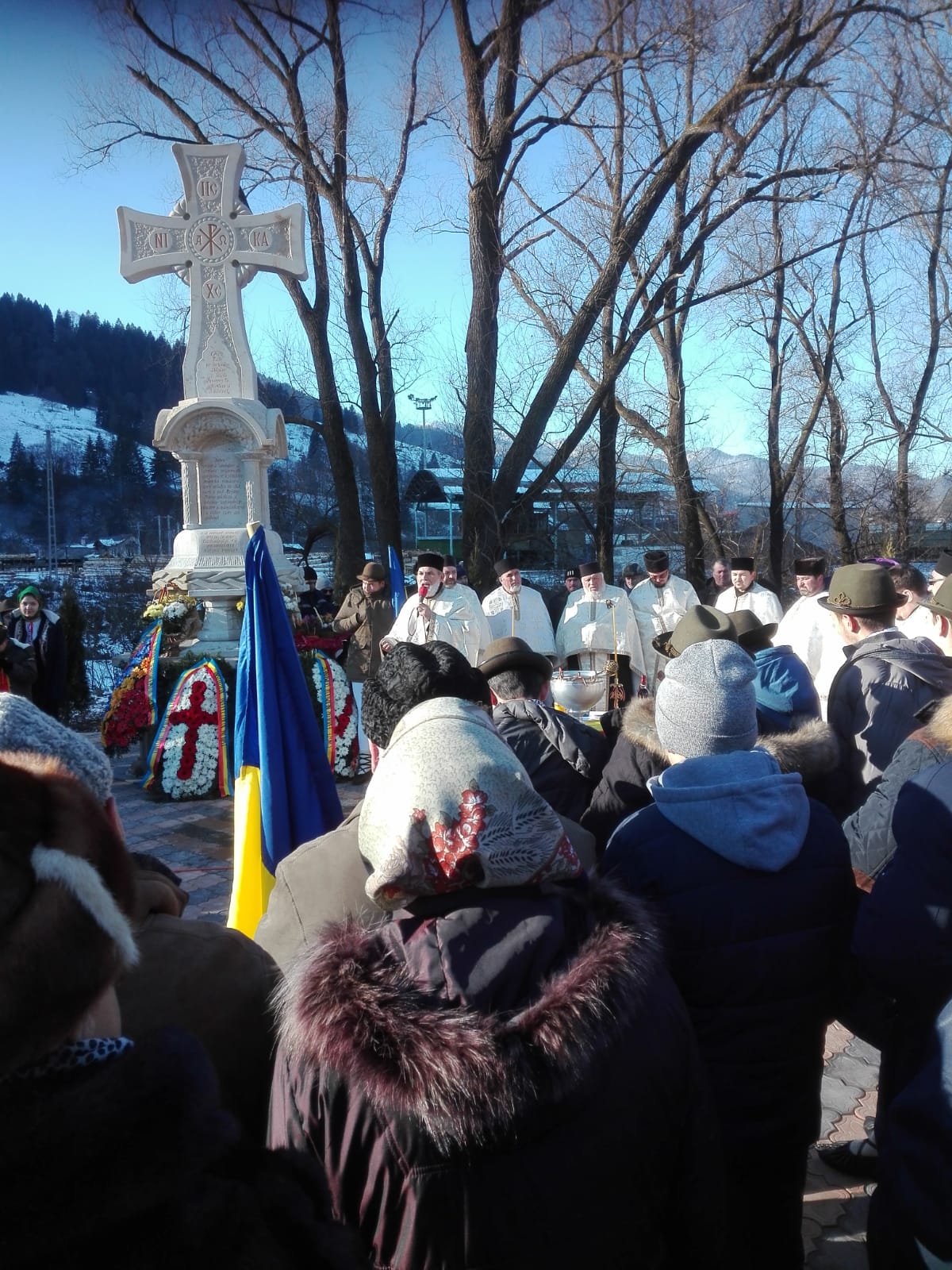 Slujbă de sfințire a monumentului de la Tarcău dedicat Reginei Maria Slujbă de sfințire a monumentului de la Tarcău dedicat Reginei Maria