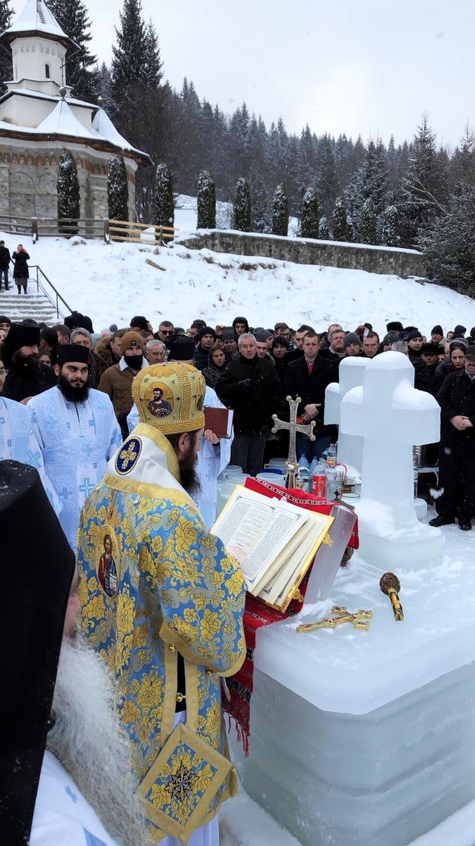 Sfinţirea cea mare a apei în Bucovina