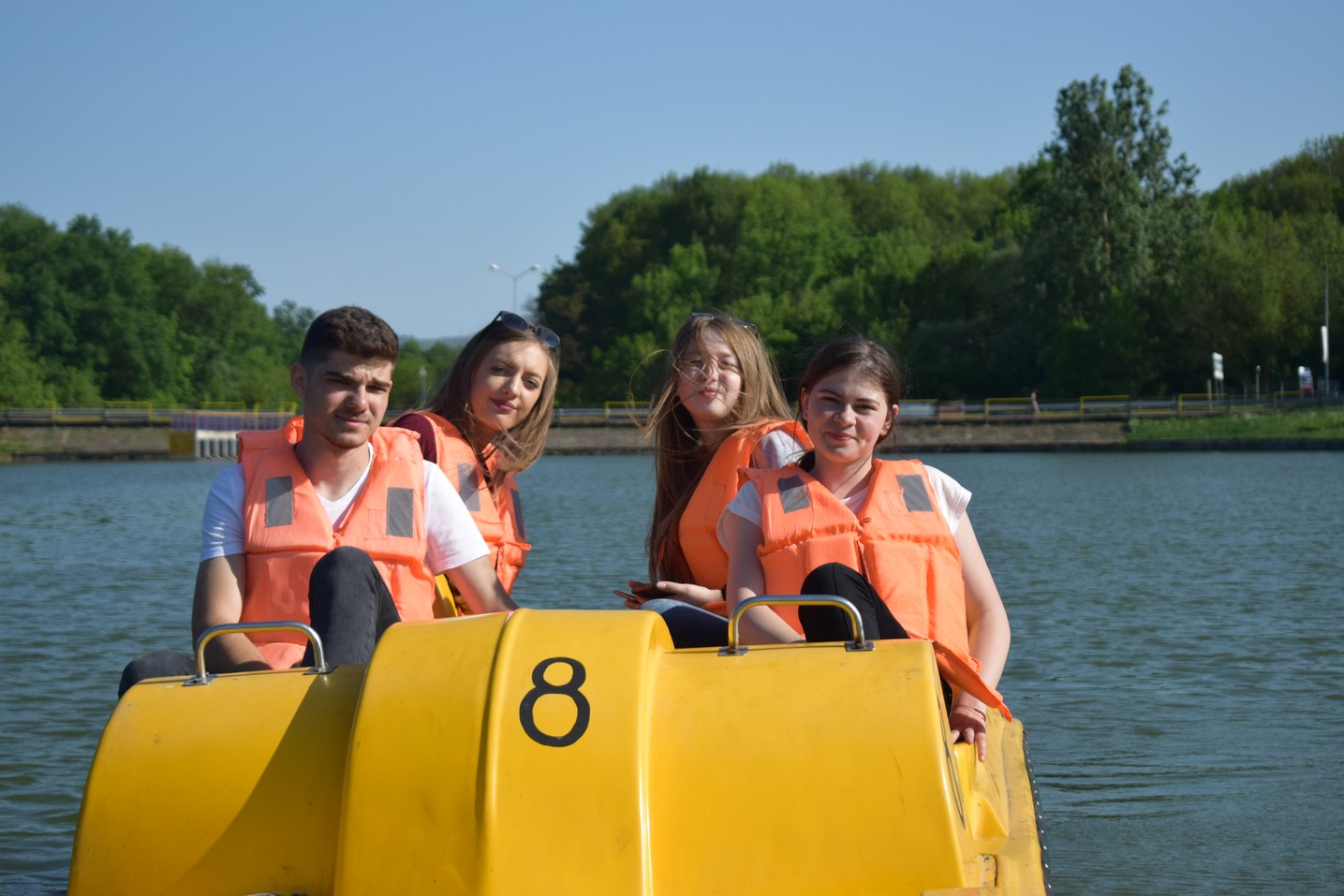 E de ajuns să fii tânăr pentru a fi fericit? E de ajuns să fii tânăr pentru a fi fericit?