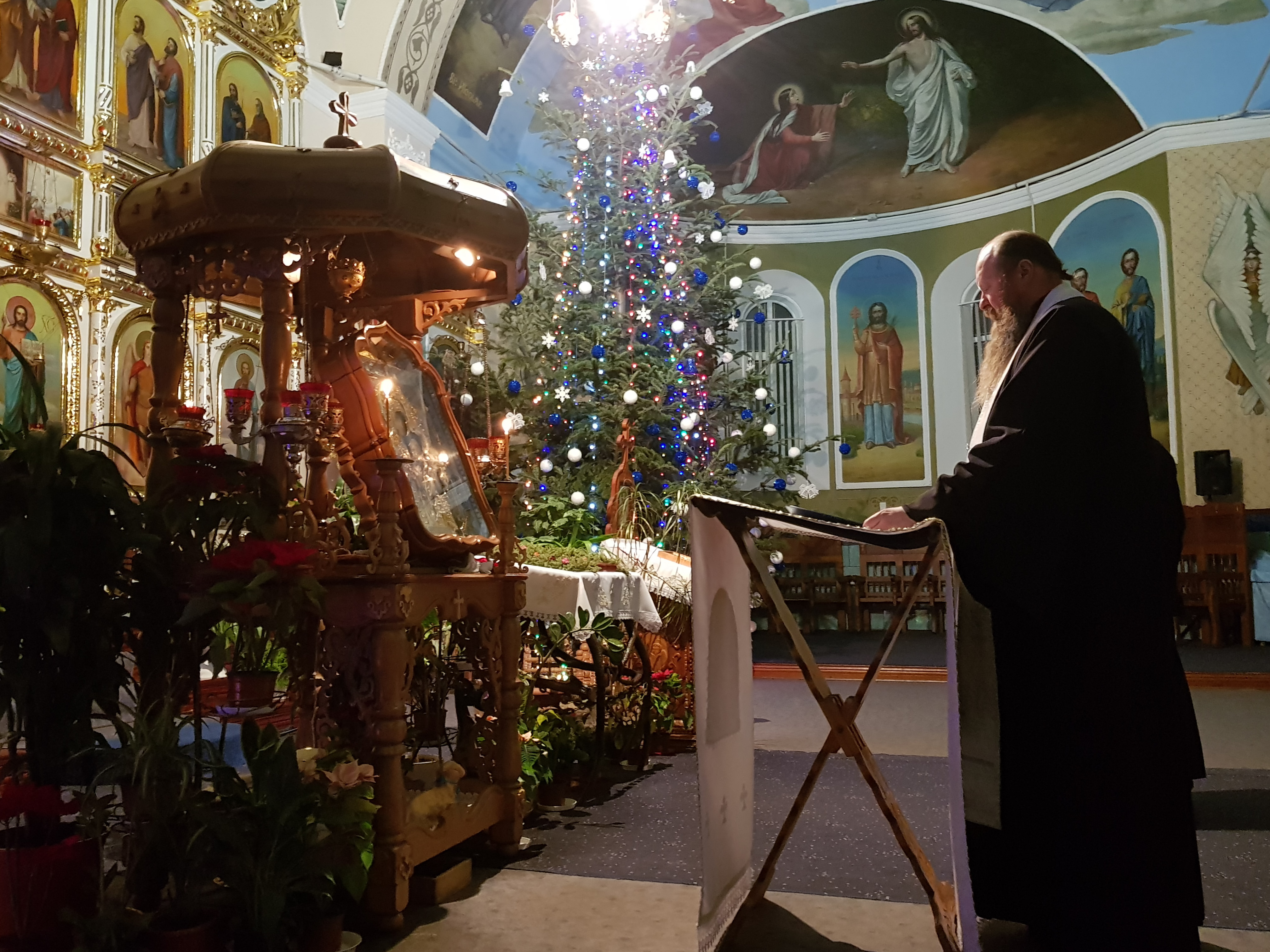 Părinți de la Mănăstirea Putna au mers cu Botezul în satele românești din nordul Bucovinei