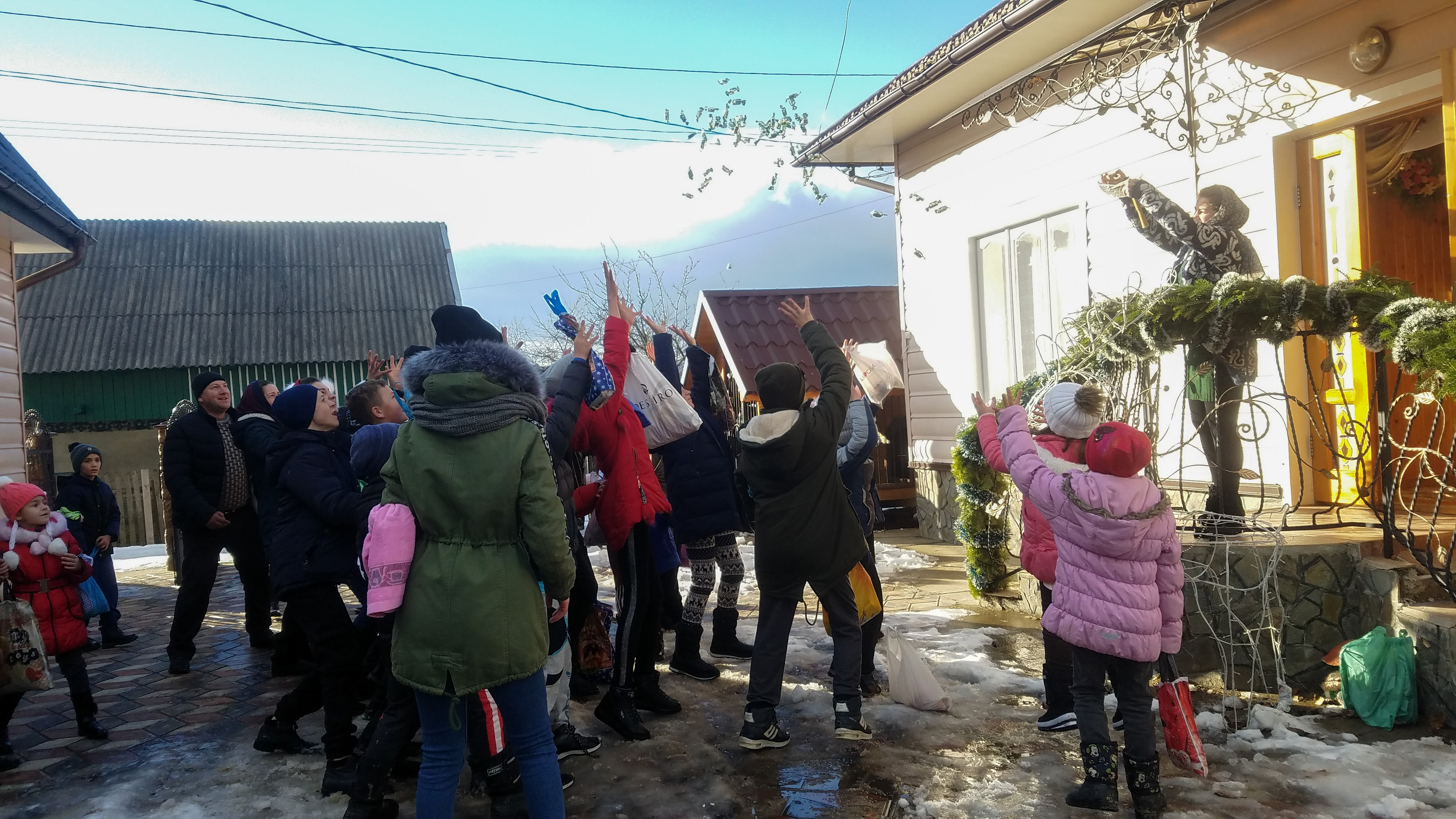 Părinți de la Mănăstirea Putna au mers cu Botezul în satele românești din nordul Bucovinei