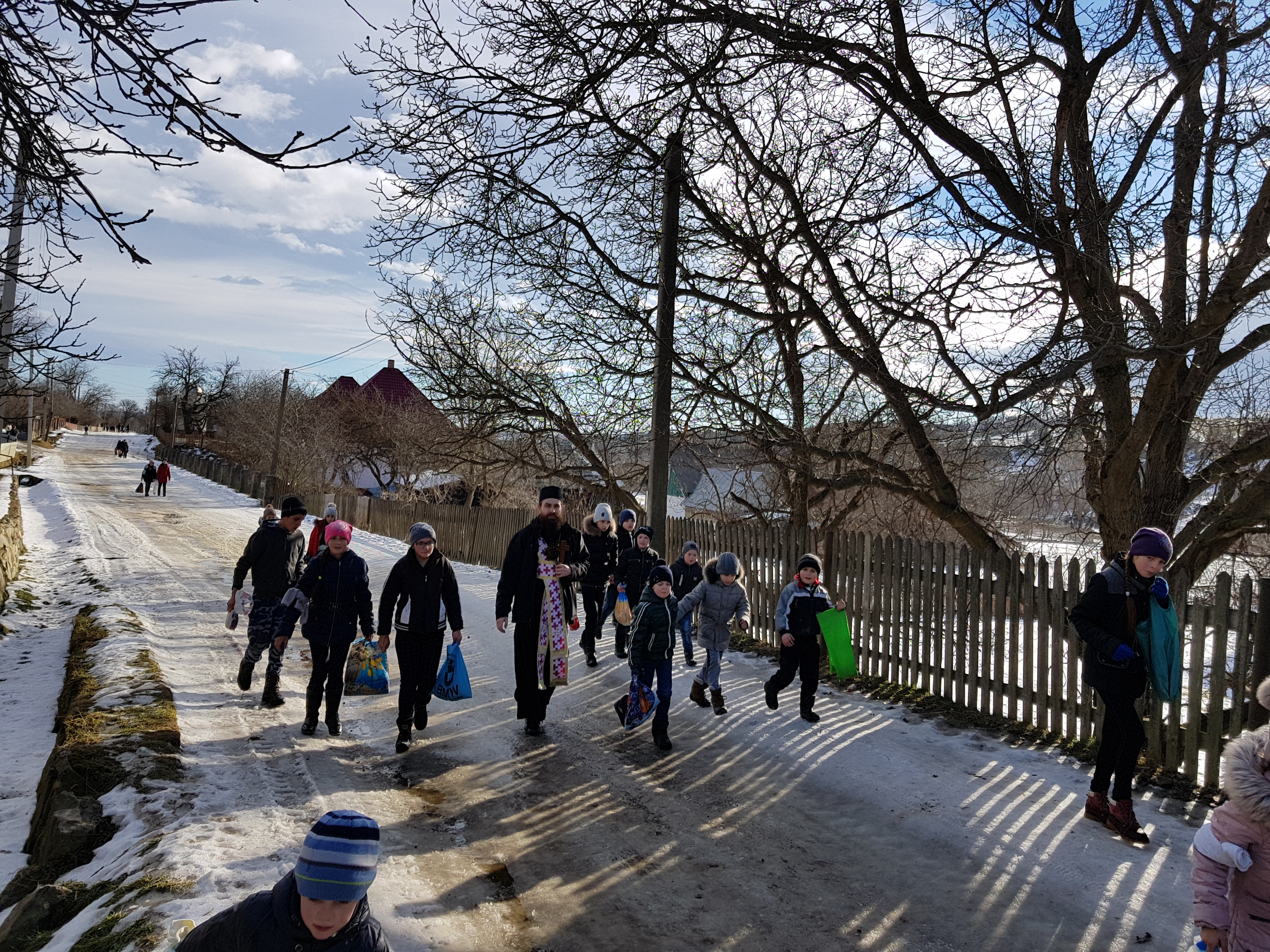 Părinți de la Mănăstirea Putna au mers cu Botezul în satele românești din nordul Bucovinei