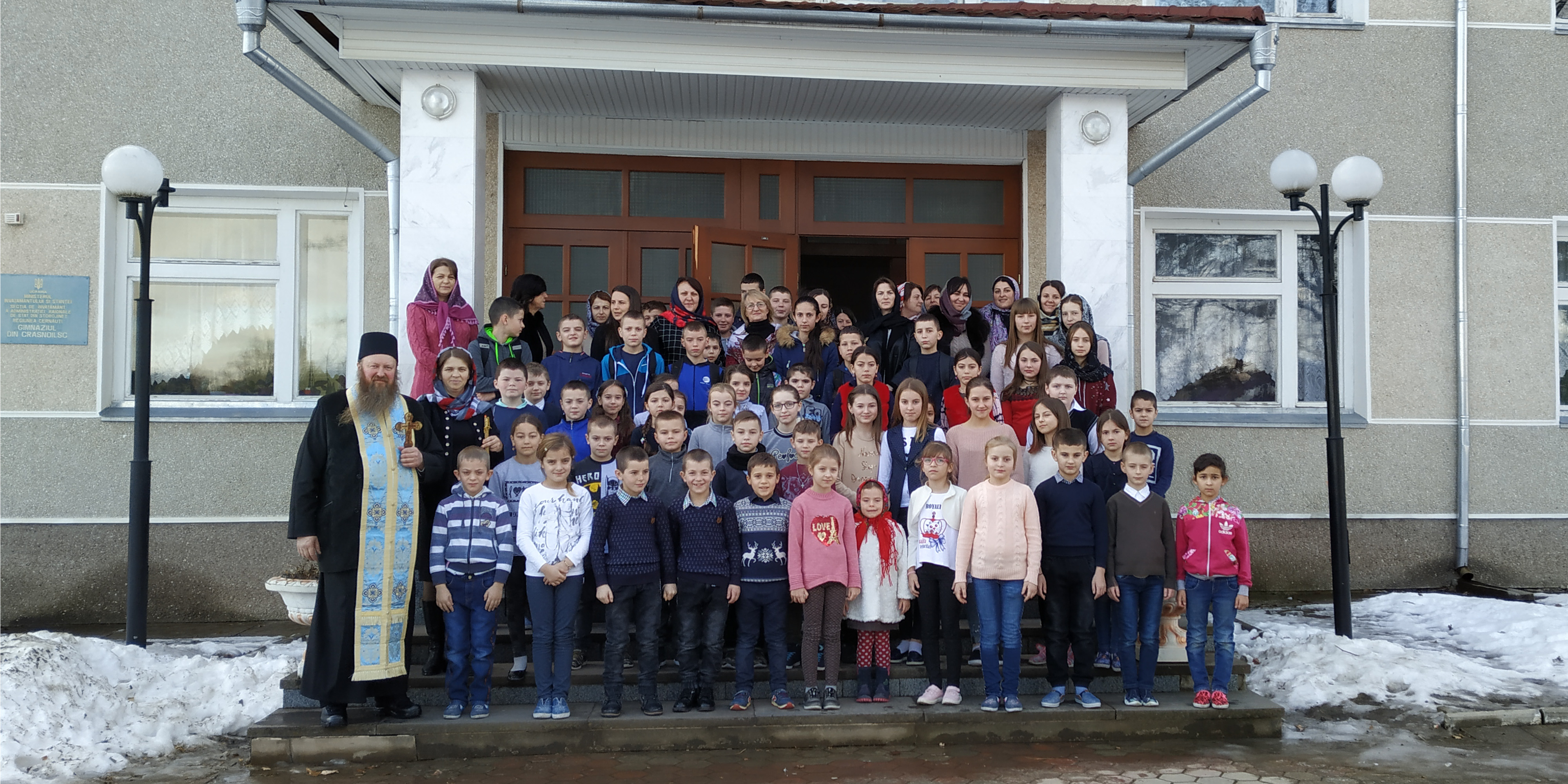 Părinți de la Mănăstirea Putna au mers cu Botezul în satele românești din nordul Bucovinei