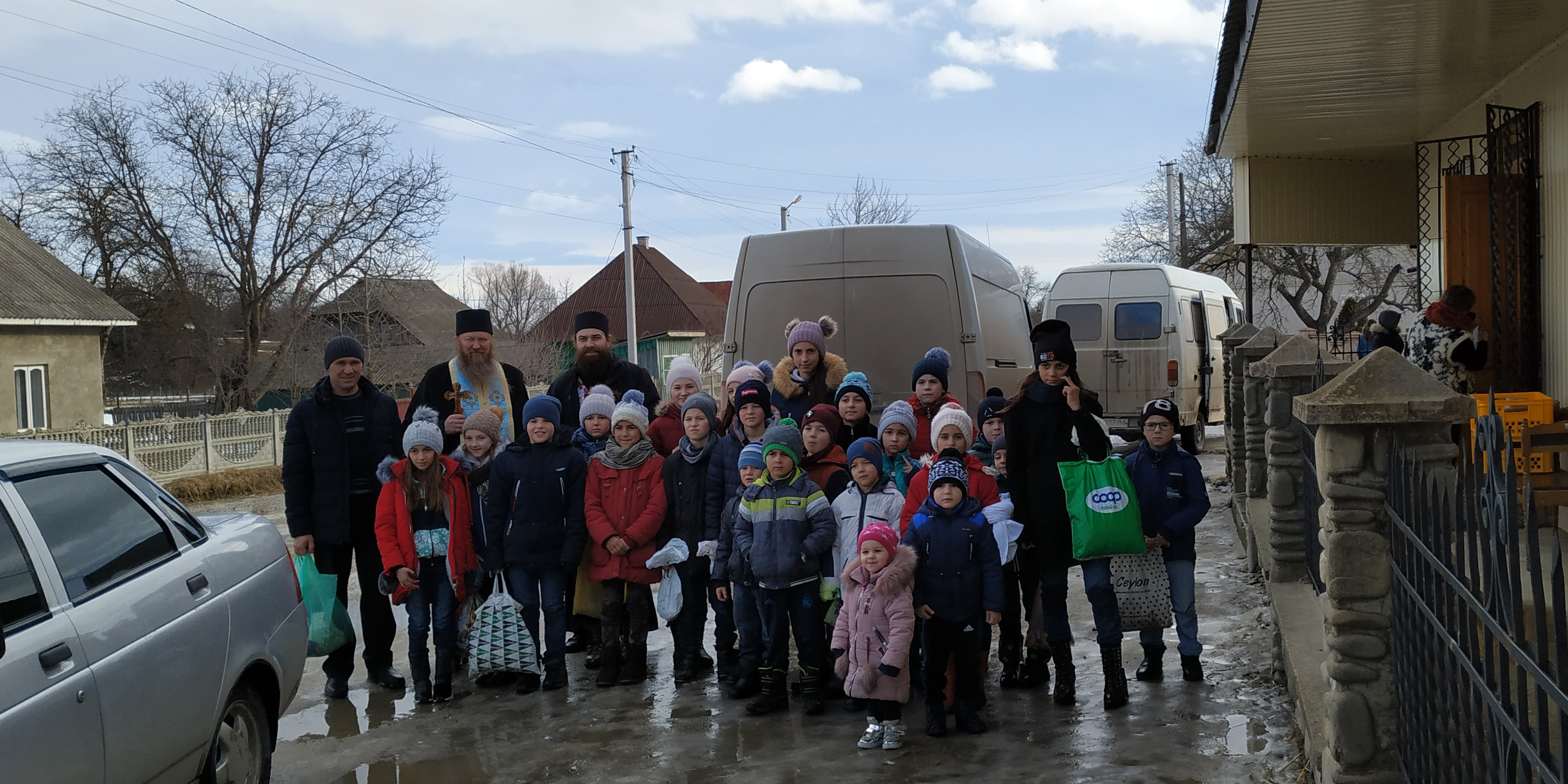 Părinți de la Mănăstirea Putna au mers cu Botezul în satele românești din nordul Bucovinei