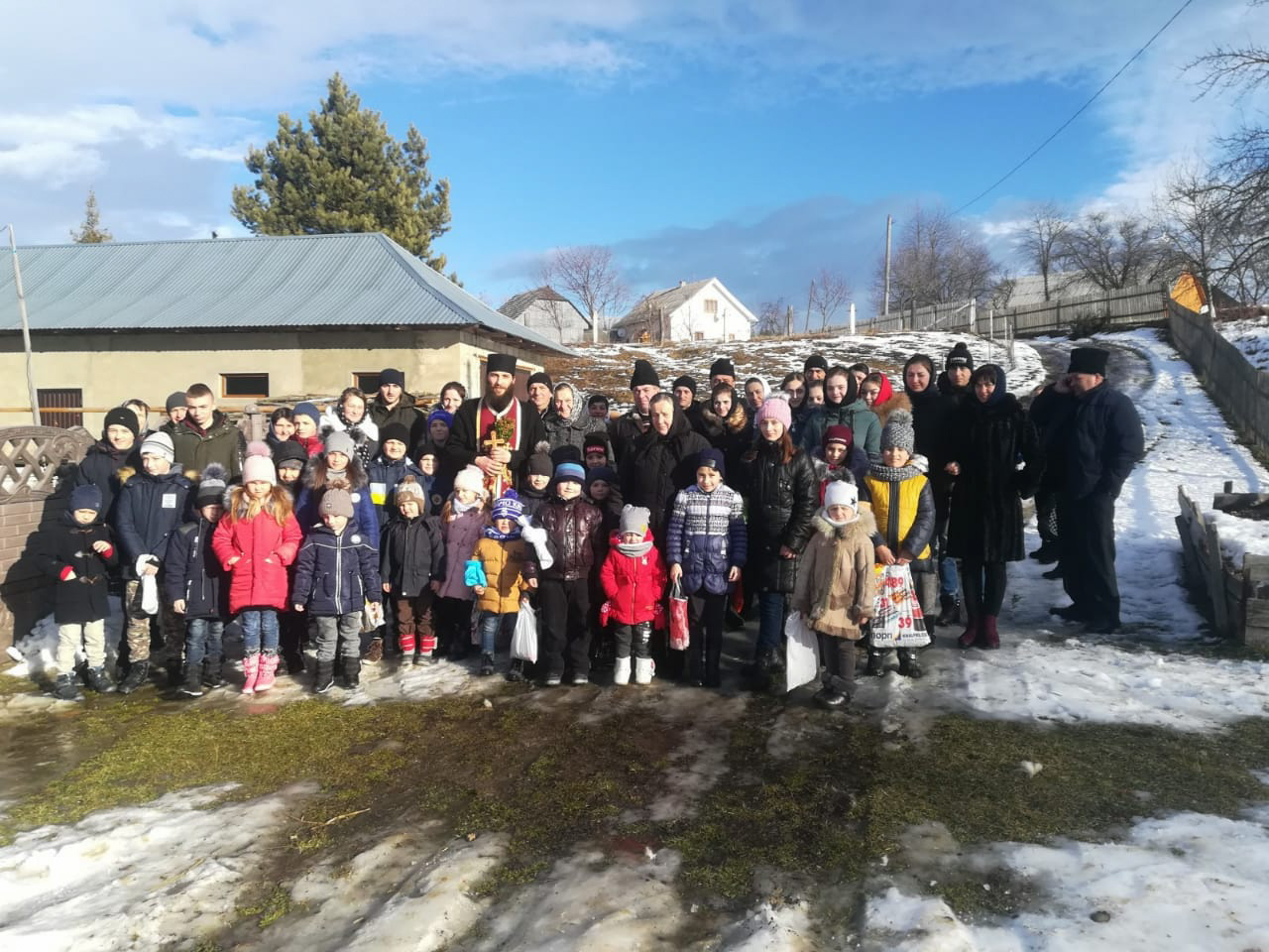 Părinți de la Mănăstirea Putna au mers cu Botezul în satele românești din nordul Bucovinei
