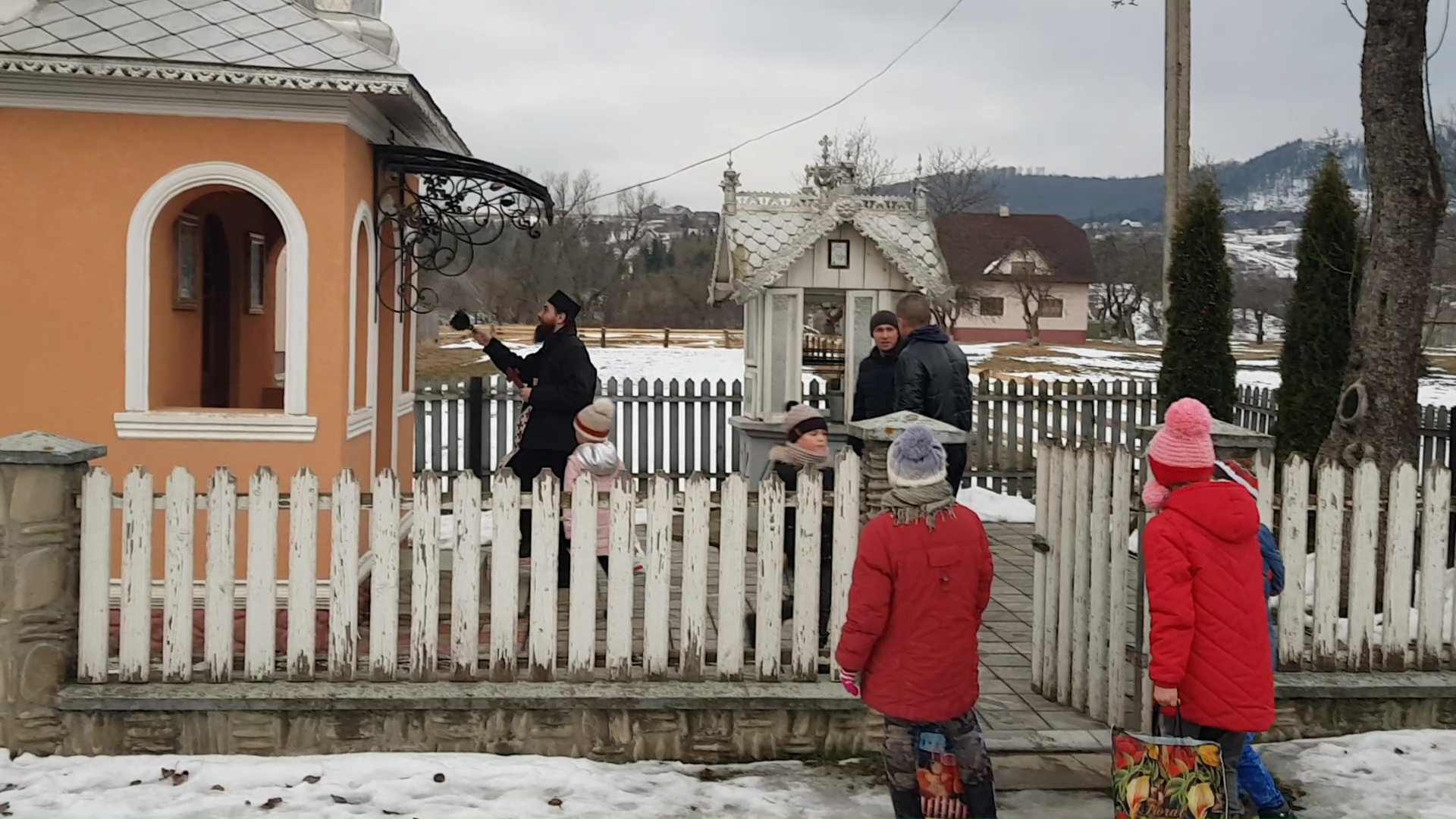 Părinți de la Mănăstirea Putna au mers cu Botezul în satele românești din nordul Bucovinei