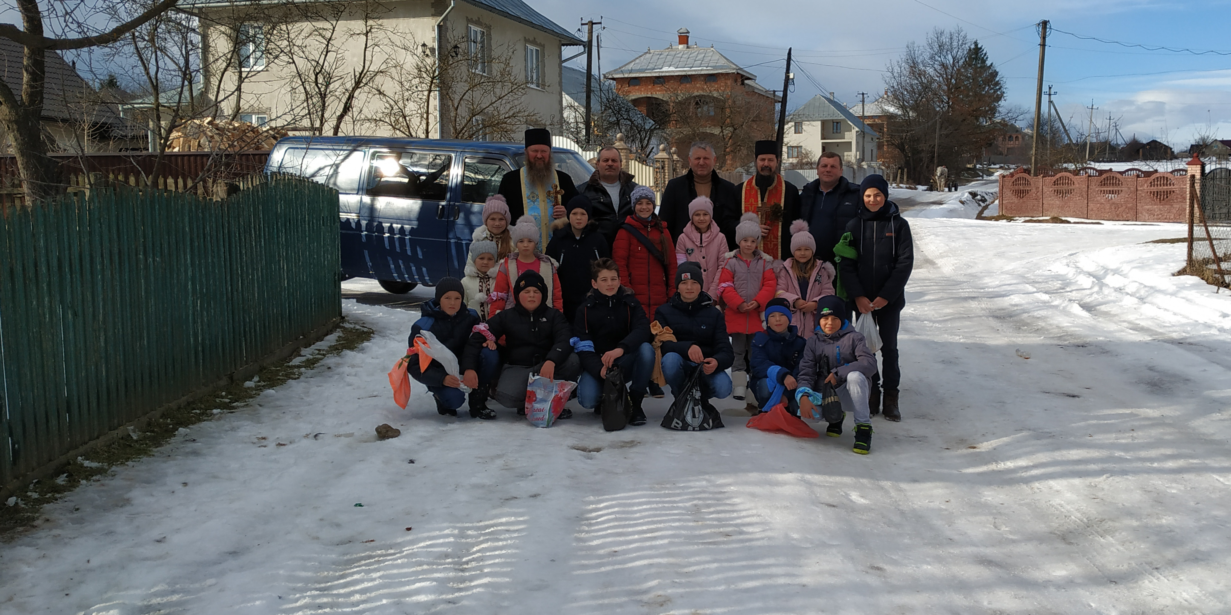 Părinți de la Mănăstirea Putna au mers cu Botezul în satele românești din nordul Bucovinei