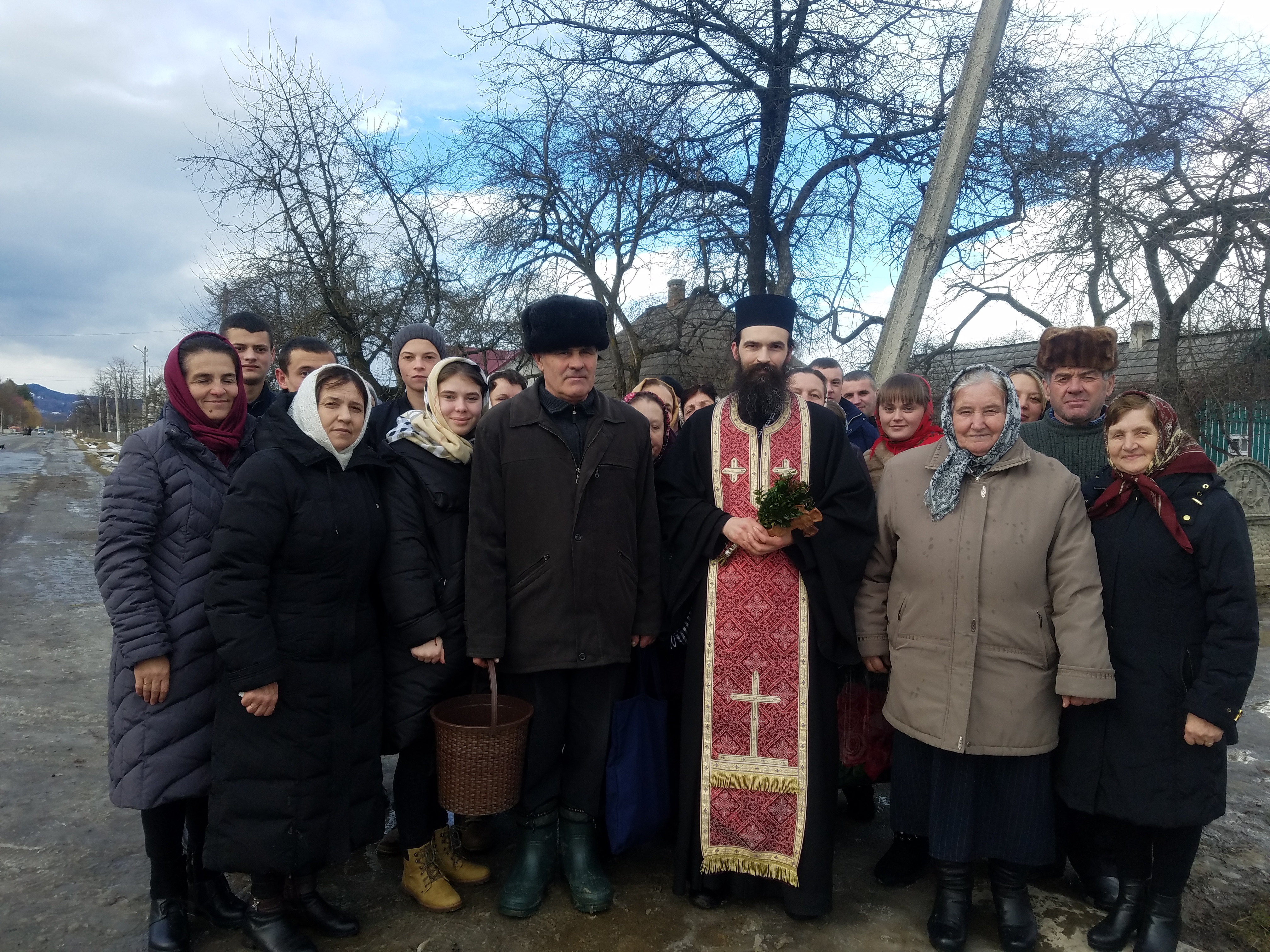 Părinți de la Mănăstirea Putna au mers cu Botezul în satele românești din nordul Bucovinei