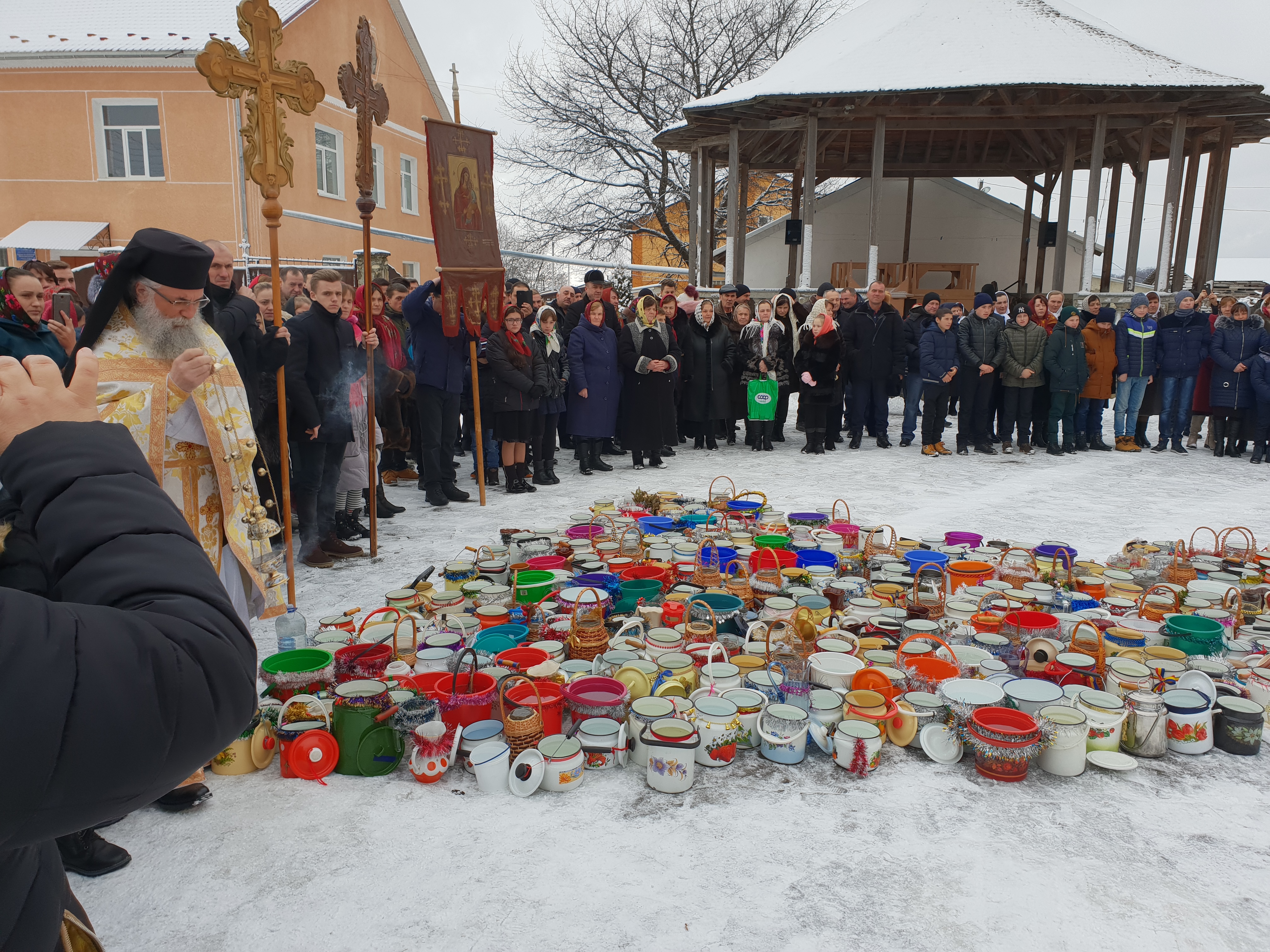 Părinți de la Mănăstirea Putna au mers cu Botezul în satele românești din nordul Bucovinei