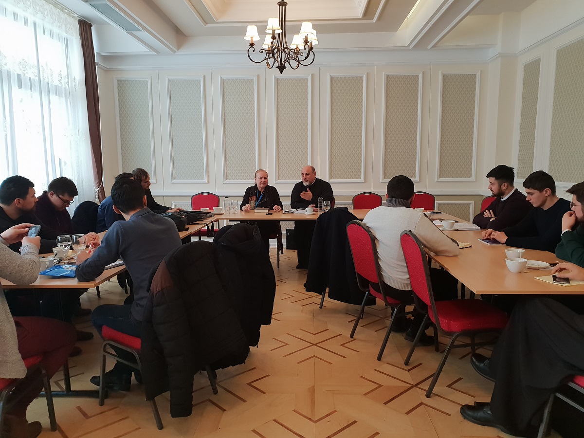 Masteranzii Facultății de Teologie din Iași, în dialog cu doamna profesor Christine Chaillot: „Pentru a-l înțelege pe celălalt este nevoie să-l cunoști”