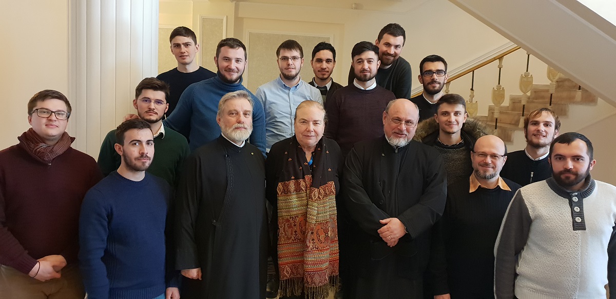 Masteranzii Facultății de Teologie din Iași, în dialog cu doamna profesor Christine Chaillot: „Pentru a-l înțelege pe celălalt este nevoie să-l cunoști”