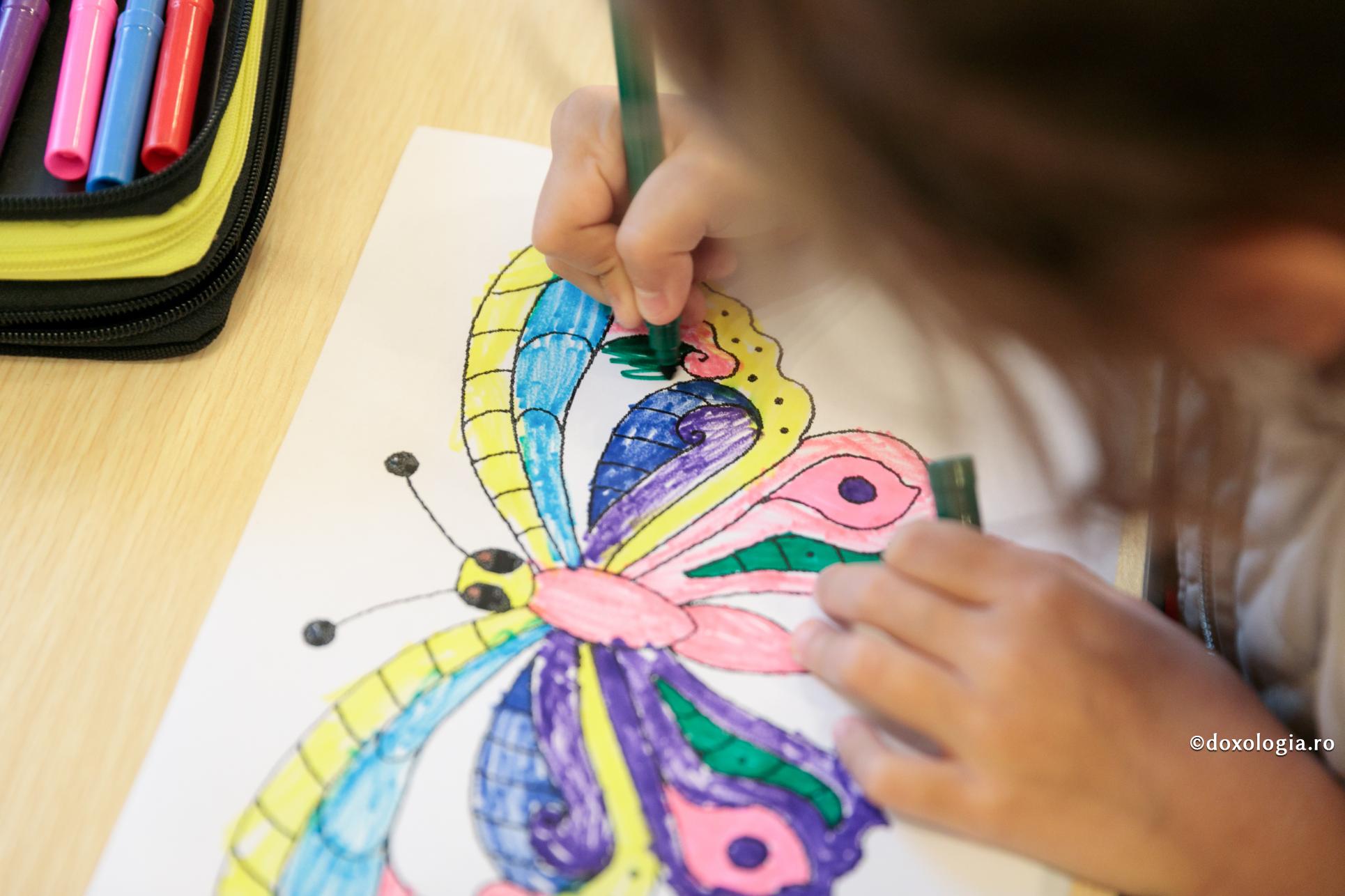 O cale sigură către lipsa de adaptabilitate socială a copiilor / Foto: Oana Nechifor copil desenând