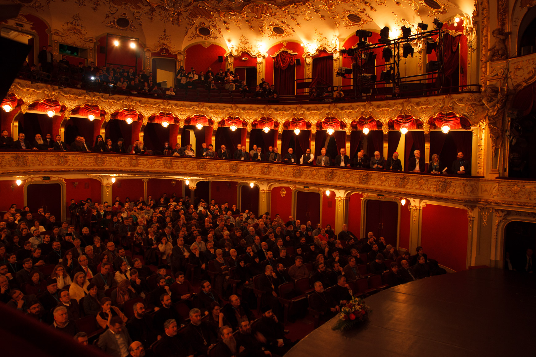 „Cercetători ori oameni de profesie, dorim fiecare să contribuim cu o iotă la viaţa Bisericii” „Cercetători ori oameni de profesie, dorim fiecare să contribuim cu o iotă la viaţa Bisericii”