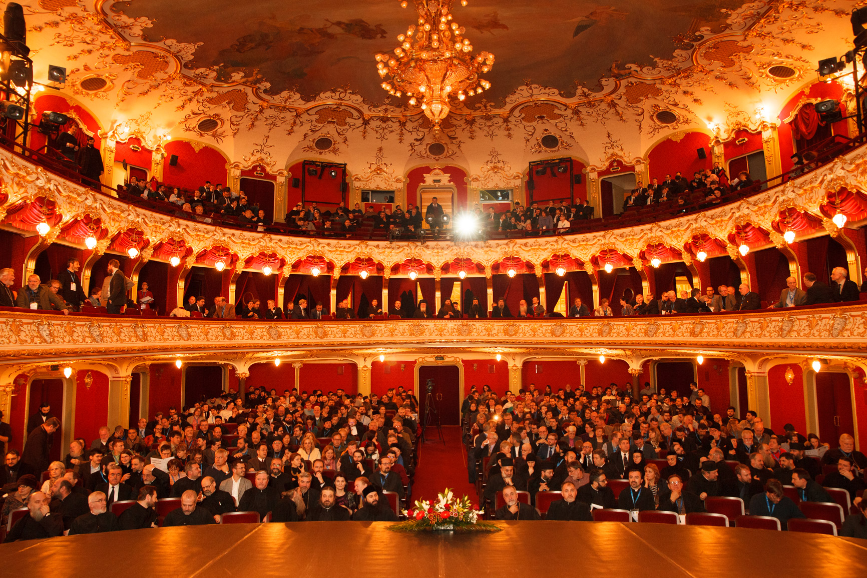 „Cercetători ori oameni de profesie, dorim fiecare să contribuim cu o iotă la viaţa Bisericii” „Cercetători ori oameni de profesie, dorim fiecare să contribuim cu o iotă la viaţa Bisericii”