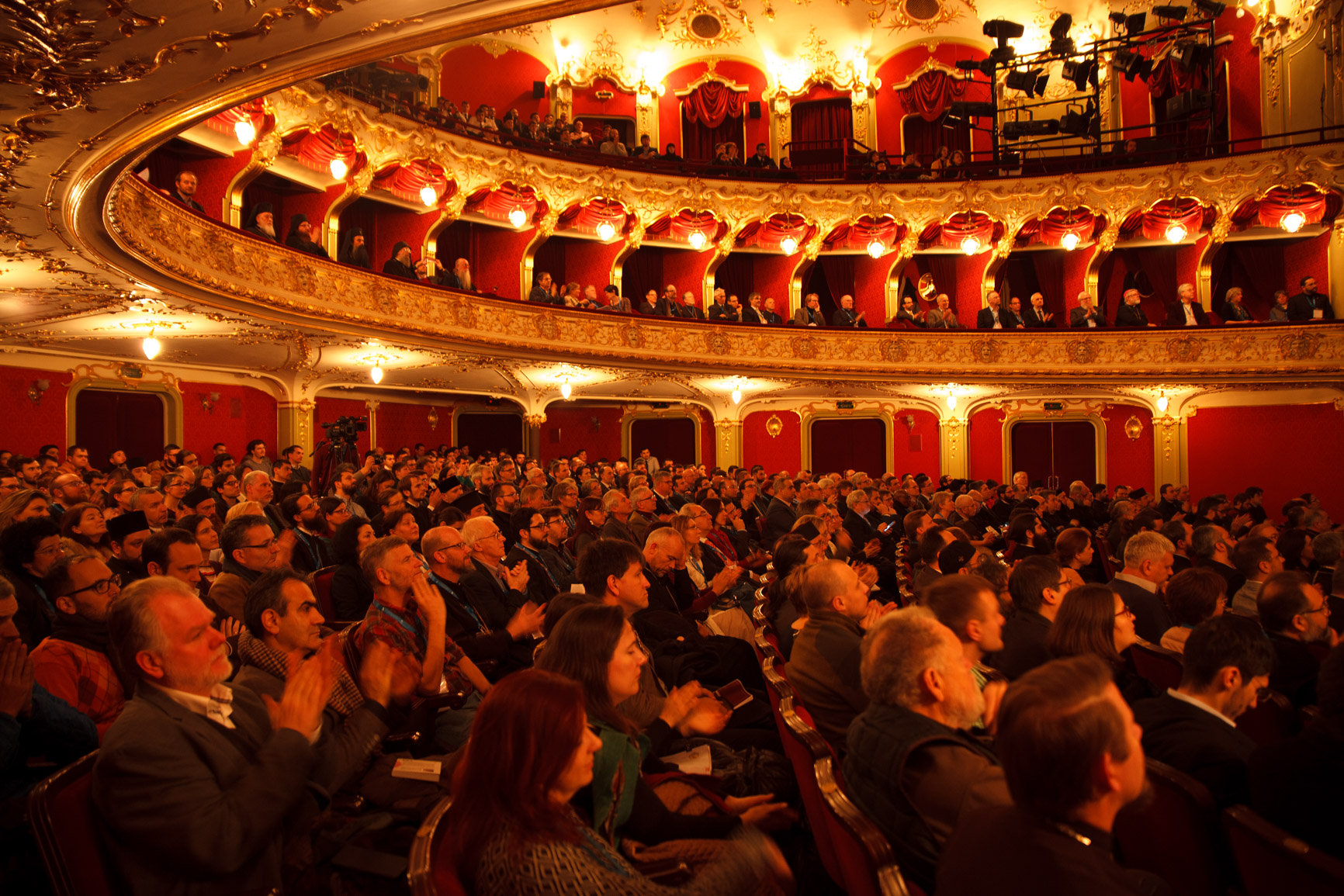 „Cercetători ori oameni de profesie, dorim fiecare să contribuim cu o iotă la viaţa Bisericii” „Cercetători ori oameni de profesie, dorim fiecare să contribuim cu o iotă la viaţa Bisericii”