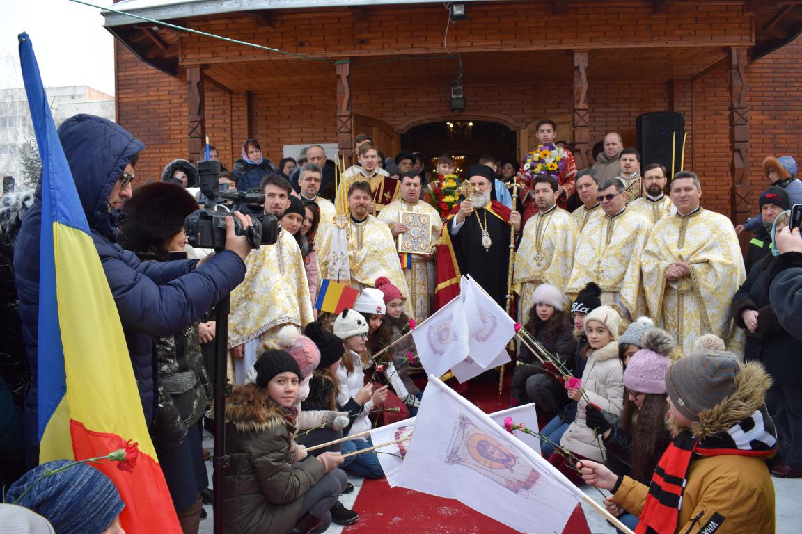 Liturghie arhierească în Parohia „Sfinţii Trei Ierarhi” din Bacău