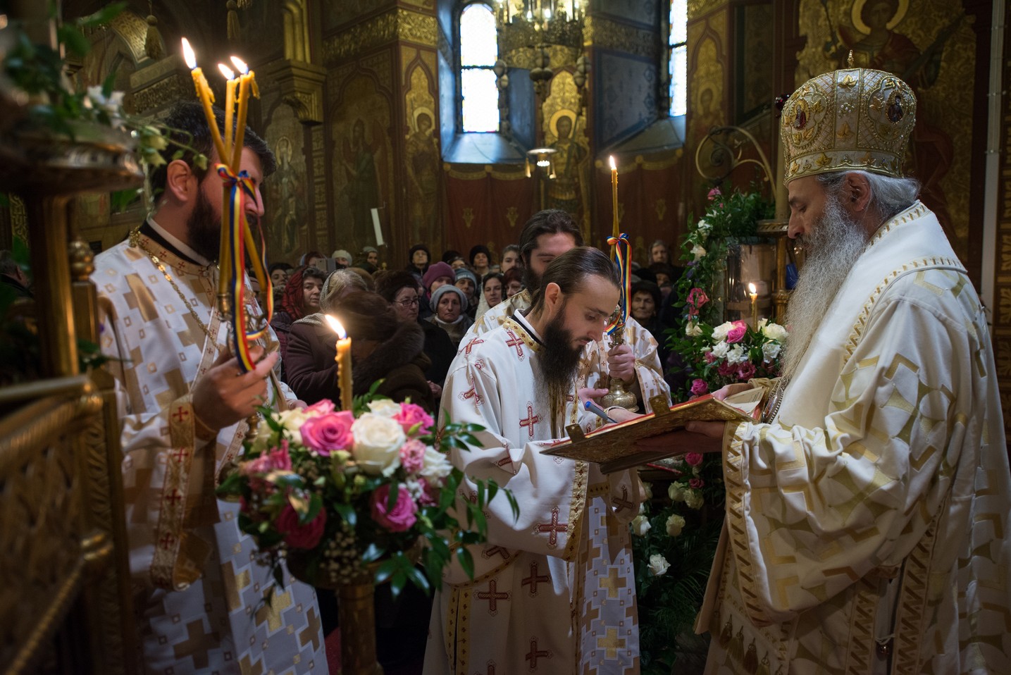 Hram la ctitoria lui Vasile Lupu din Iași: „Având în față chipurile Sfinților Trei Ierarhi, să luăm aminte la icoana viețuirii lor” Hram la ctitoria lui Vasile Lupu din Iași: „Având în față chipurile Sfinților Trei Ierarhi, să luăm aminte la icoana viețuirii lor”