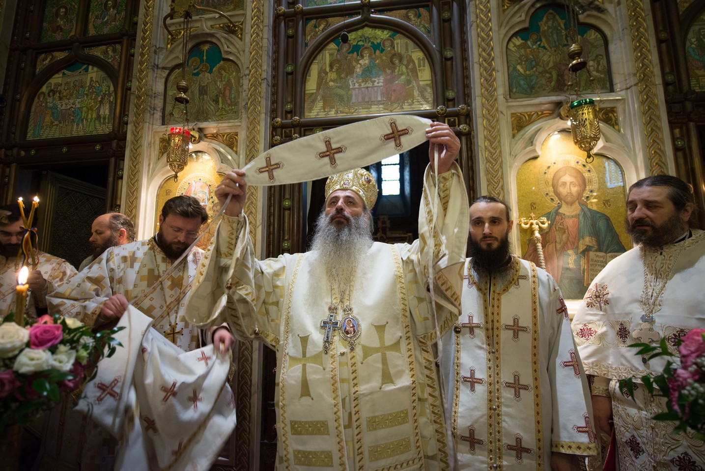 Hram la ctitoria lui Vasile Lupu din Iași: „Având în față chipurile Sfinților Trei Ierarhi, să luăm aminte la icoana viețuirii lor” Hram la ctitoria lui Vasile Lupu din Iași: „Având în față chipurile Sfinților Trei Ierarhi, să luăm aminte la icoana viețuirii lor”