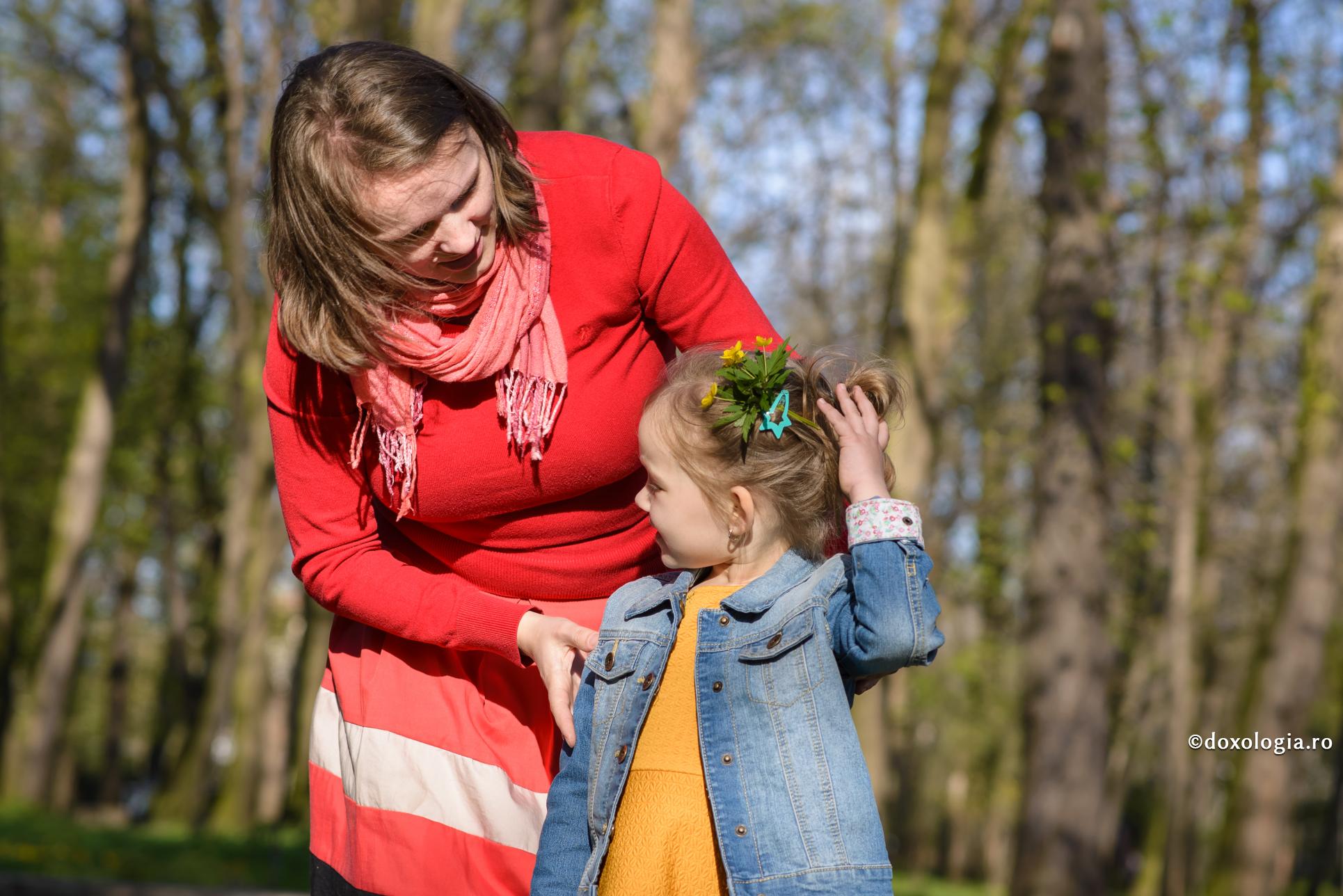 Luptă de putere sau autoritate din iubire? – copilul are nevoie de educație cu blândețe / Foto: Oana Nechifor mama și fiica ei