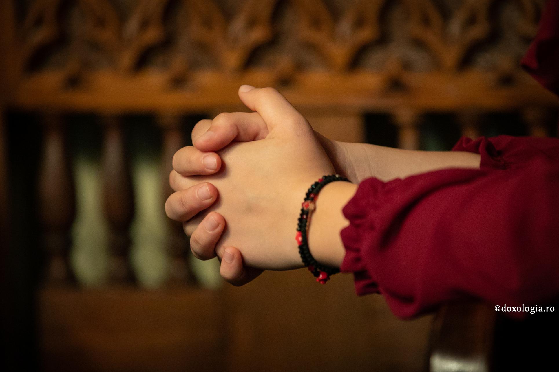 mâini împreunate