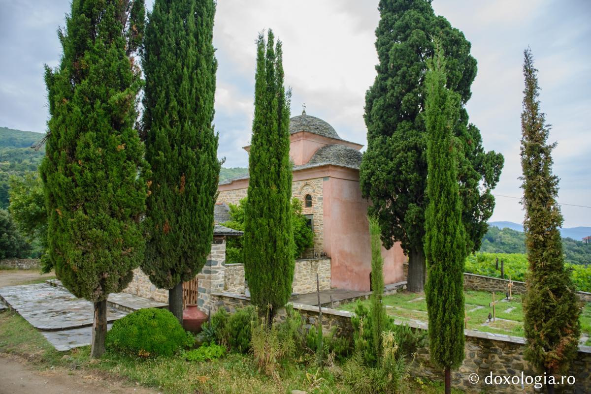 Paraclisul cimitirului / Foto: Pr. Silviu Cluci Paraclisul cimitirului Mănăstirii Filoteu
