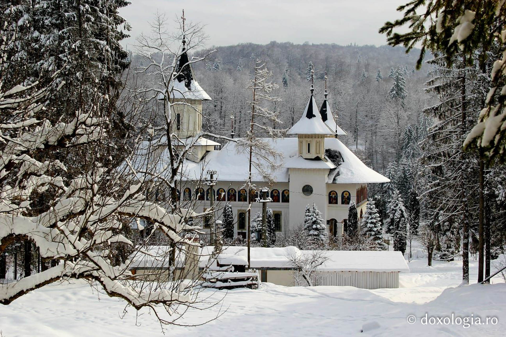 (Foto) Poveste de iarnă – Mănăstirea Sihăstria sub zăpadă