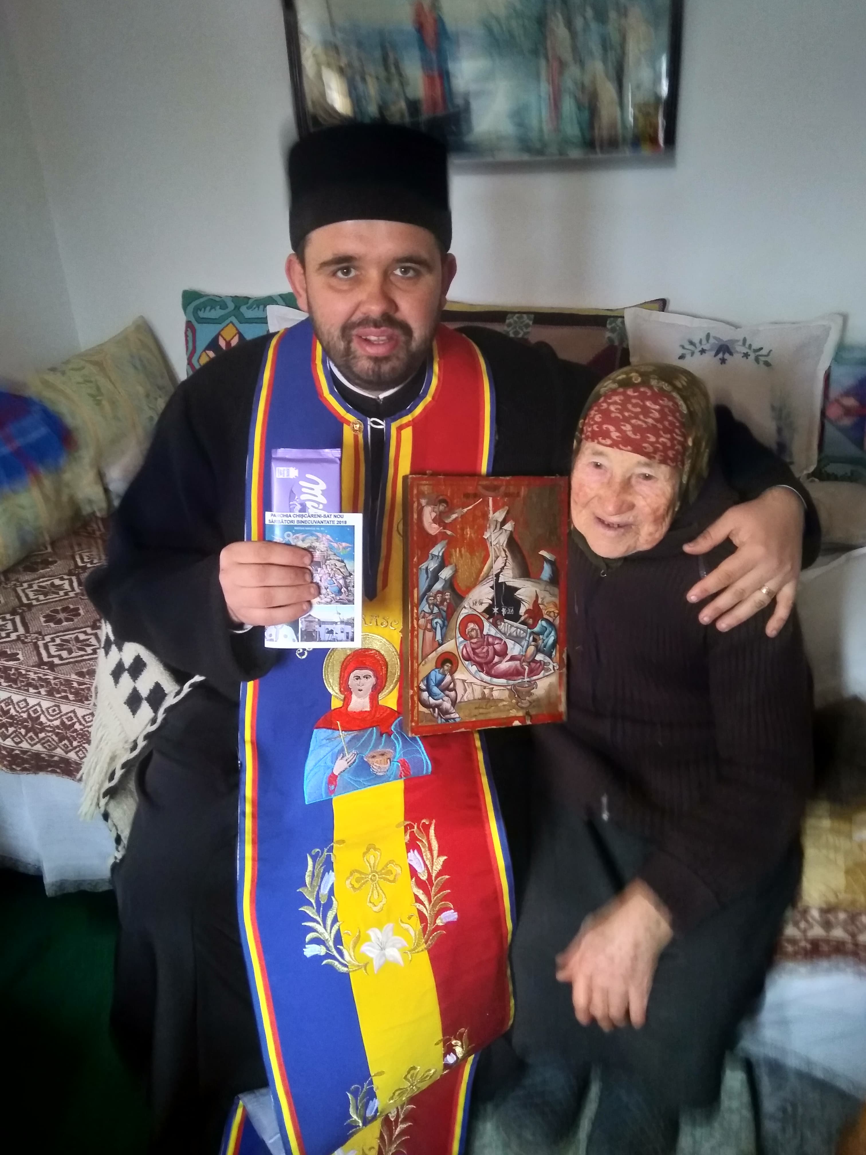 Bătrânii şi familiile nevoiaşe din Chişcăreni şi Sat Nou, ajutate cu lemne de foc de preotul paroh