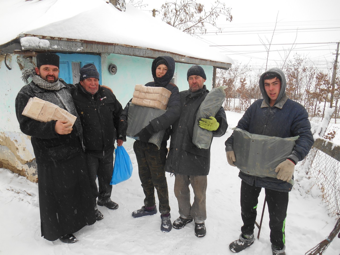 Bătrânii şi familiile nevoiaşe din Chişcăreni şi Sat Nou, ajutate cu lemne de foc de preotul paroh