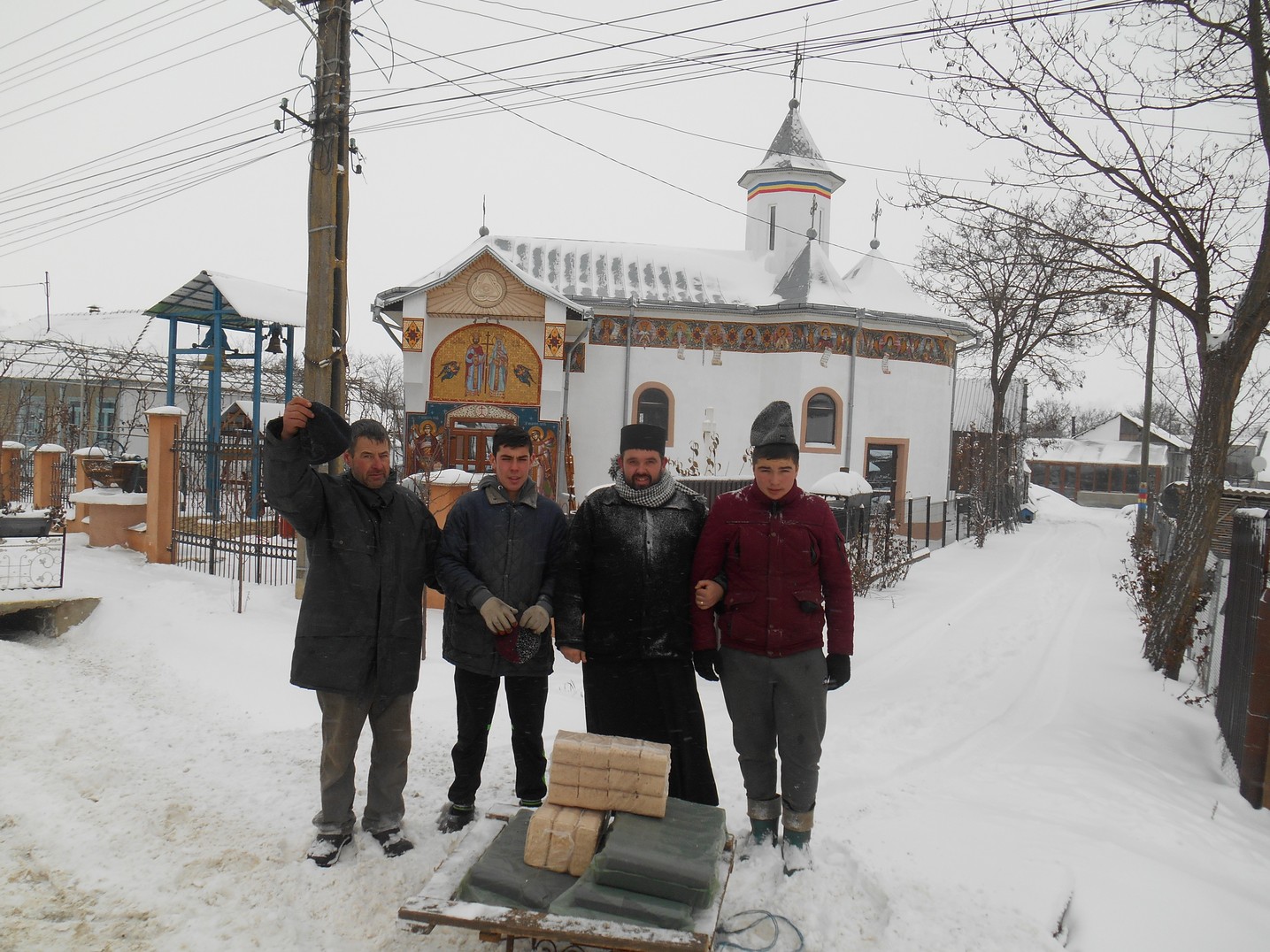 Bătrânii şi familiile nevoiaşe din Chişcăreni şi Sat Nou, ajutate cu lemne de foc de preotul paroh