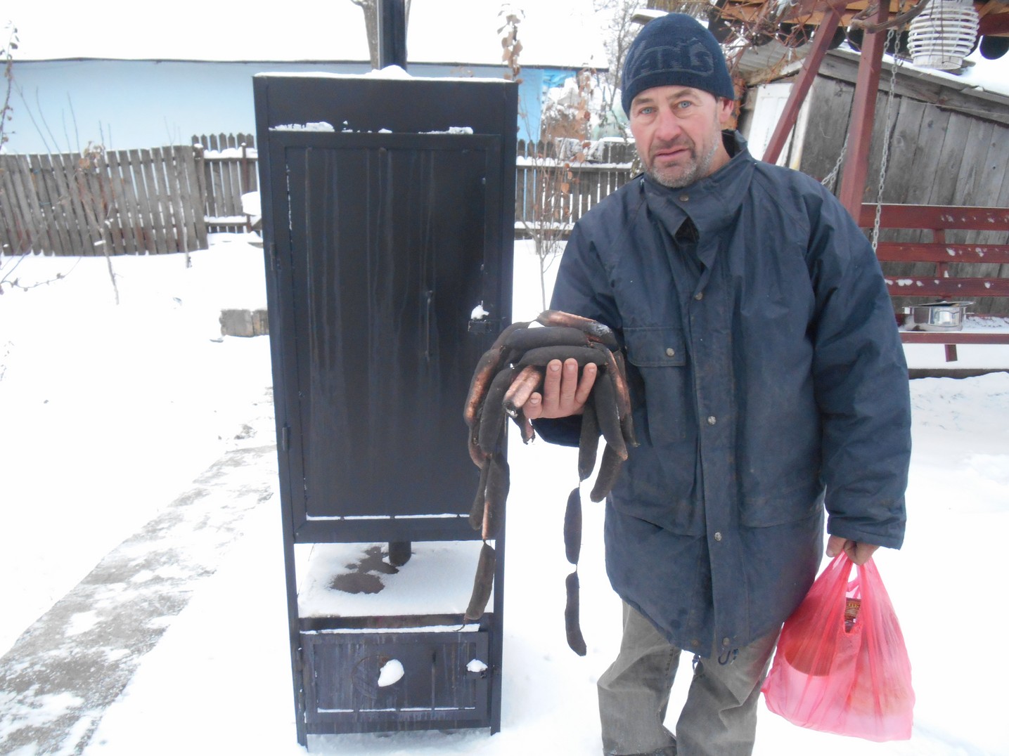 Bătrânii şi familiile nevoiaşe din Chişcăreni şi Sat Nou, ajutate cu lemne de foc de preotul paroh