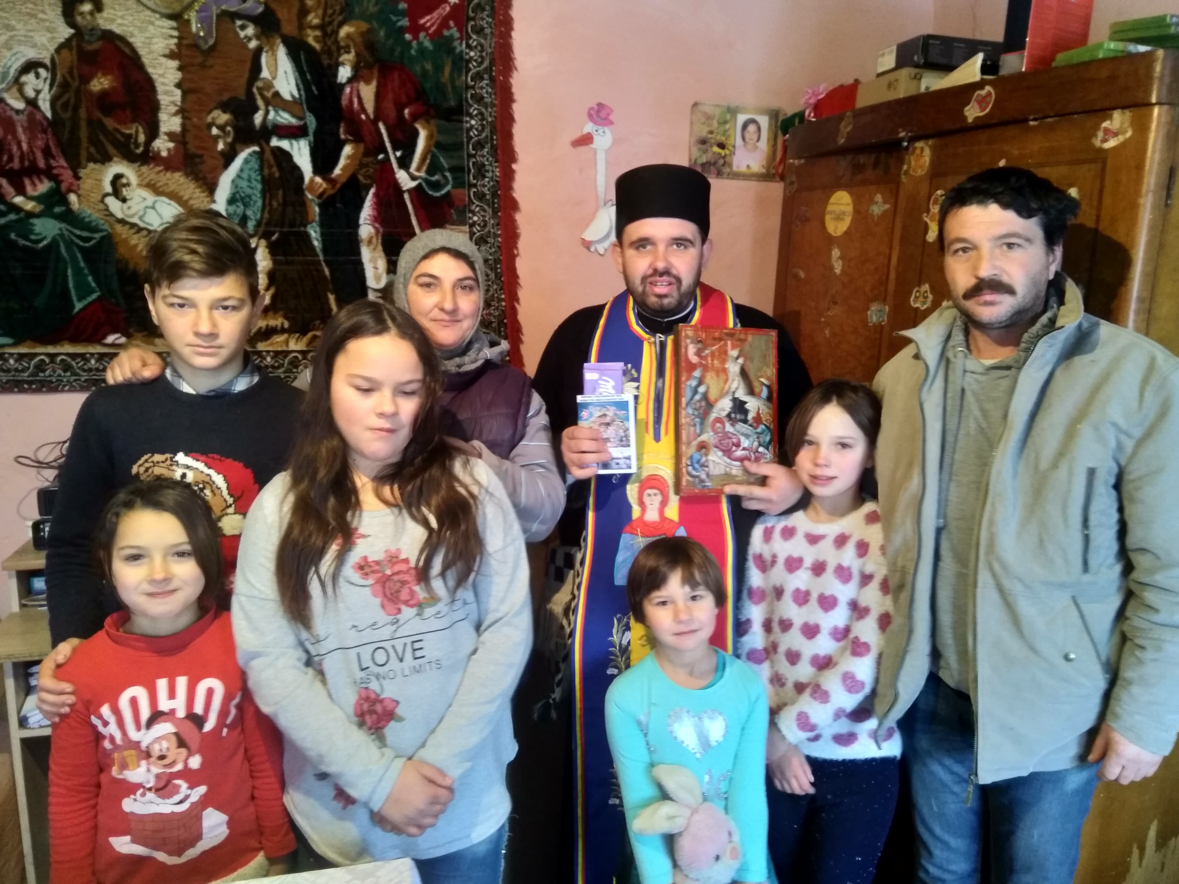 Bătrânii şi familiile nevoiaşe din Chişcăreni şi Sat Nou, ajutate cu lemne de foc de preotul paroh