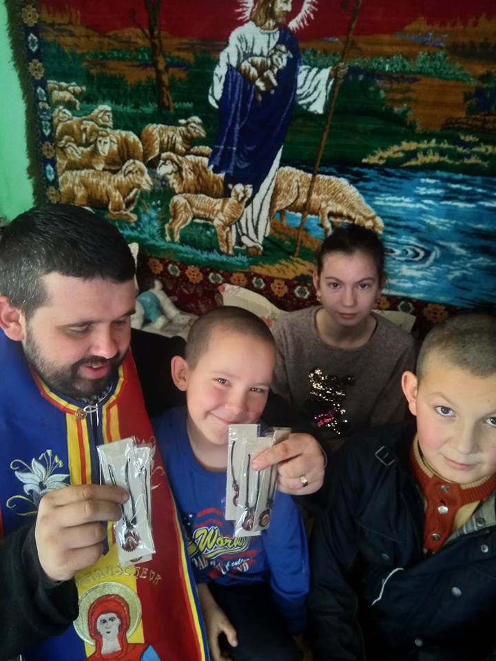 Bătrânii şi familiile nevoiaşe din Chişcăreni şi Sat Nou, ajutate cu lemne de foc de preotul paroh